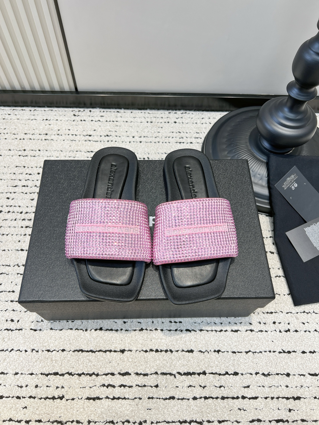 NO:820074,G172 Alexander Wang full-diamond one-piece square-toed flat-bottom letter sandals for women, versatile for summer outer wear. Help!  This pair of rhinestone slippers immediately caught my eye!  Your Majesty, you know how to do 'low-key luxury'!  This pair of full-diamond flip-flops really captures the 'cool and noble' look. The square-toe design has a dull sense of luxury. The full-diamonds on the upper are blingbling in the sun. It is matched with the black brand letter logo. It is cool and noble. It is not that rustic flash at all!  The soft footbed is as comfortable as a cloud when you step on it, and your feet won’t be worn out even if you wear it all day long. The black and silver color scheme is extremely versatile, and it goes well with jeans, mini skirts, and hot girl outfits. These versatile summer shoes will make you look cool and elegant in whoever wears them!  ■size35-39 (40 is custom-made and cannot be returned or exchanged), slippers, alexander wang, slippers, skirts, jeans19860909G172 Alexander Wang亚历山大王满钻一字拖 方头平底字母凉拖女夏季外穿百搭 救命！这双水钻拖鞋直接闪到我心巴上了！ 大王你是懂做“低调奢华”的！ 这双满钻一字拖真的把「清冷贵气」拿捏得死死的 方头设计自带钝感高级感,鞋面上的满钻在阳光下blingbling的, 搭配黑色品牌字母标,酷飒又显贵,完全不是那种土气的闪！ 软乎乎的鞋床,踩上去像云朵一样舒服,穿一天都不磨脚, 黑银配色巨百搭,配牛仔裤、小裙子、辣妹装都绝了, 夏天的百搭神鞋,谁穿谁是清冷贵气大小姐！ ■size35-39（40定做不退换）,拖鞋,alexander wang,slippers,skirts,jeans,Women's Shoes