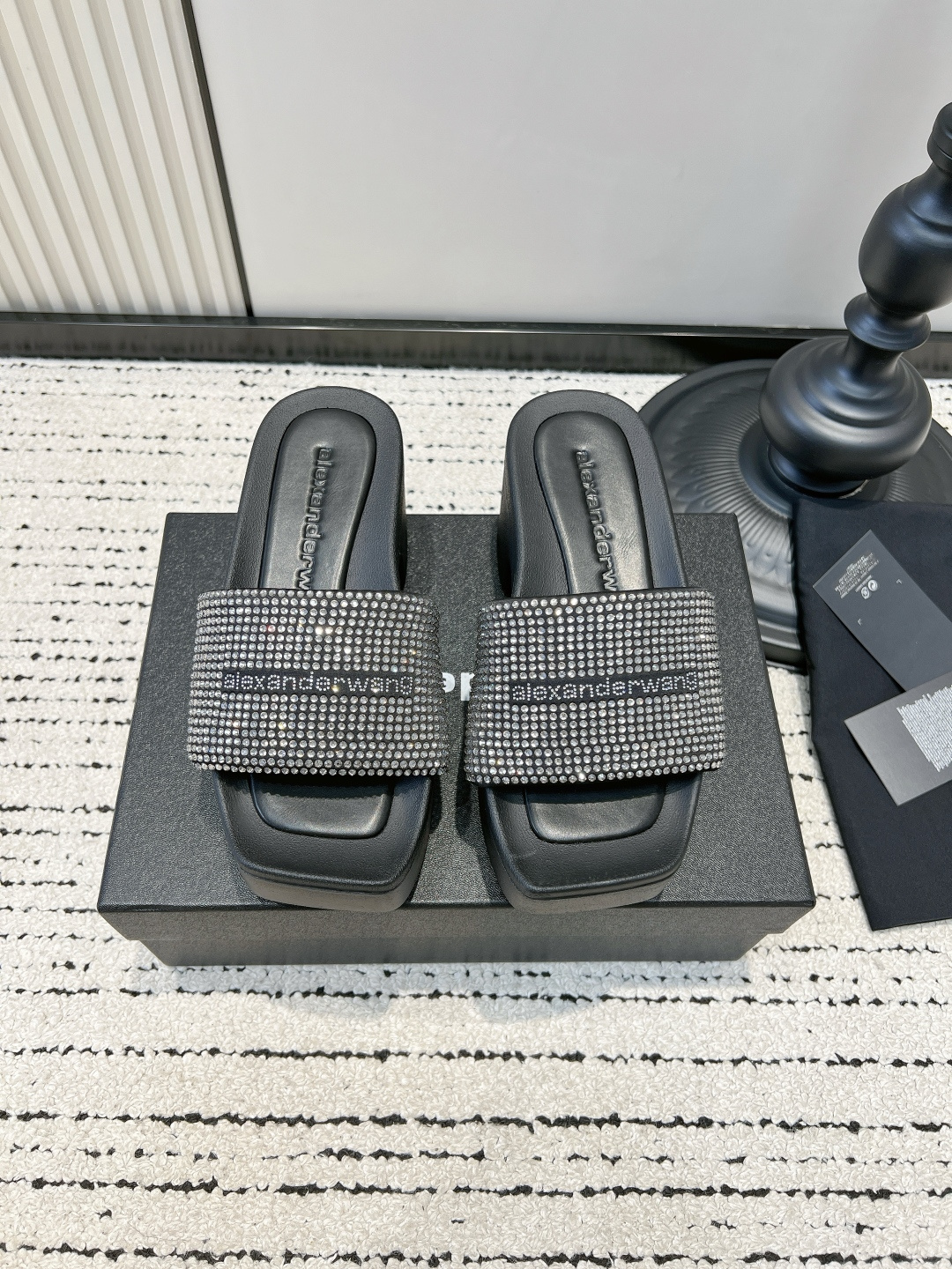 NO:820081,G172 Alexander Wang full-diamond one-piece square-toed flat-bottom letter sandals for women, versatile for summer outer wear. Help!  This pair of rhinestone slippers immediately caught my eye!  Your Majesty, you know how to do 'low-key luxury'!  This pair of full-diamond flip-flops really captures the 'cool and noble' look. The square-toe design has a dull sense of luxury. The full-diamonds on the upper are blingbling in the sun. It is matched with the black brand letter logo. It is cool and noble. It is not that rustic flash at all!  The soft footbed is as comfortable as a cloud when you step on it, and your feet won’t be worn out even if you wear it all day long. The black and silver color scheme is extremely versatile, and it goes well with jeans, mini skirts, and hot girl outfits. These versatile summer shoes will make you look cool and elegant in whoever wears them!  ■Heel height 8cm ■size 35-39 (40 is custom-made and non-refundable), slippers, alexander wang, slippers, skirts, jeans19860909G172 Alexander Wang亚历山大王满钻一字拖 方头平底字母凉拖女夏季外穿百搭 救命！这双水钻拖鞋直接闪到我心巴上了！ 大王你是懂做“低调奢华”的！ 这双满钻一字拖真的把「清冷贵气」拿捏得死死的 方头设计自带钝感高级感,鞋面上的满钻在阳光下blingbling的, 搭配黑色品牌字母标,酷飒又显贵,完全不是那种土气的闪！ 软乎乎的鞋床,踩上去像云朵一样舒服,穿一天都不磨脚, 黑银配色巨百搭,配牛仔裤、小裙子、辣妹装都绝了, 夏天的百搭神鞋,谁穿谁是清冷贵气大小姐！ ■跟高8cm ■size35-39（40定做不退换）,拖鞋,alexander wang,slippers,skirts,jeans,Women's Shoes