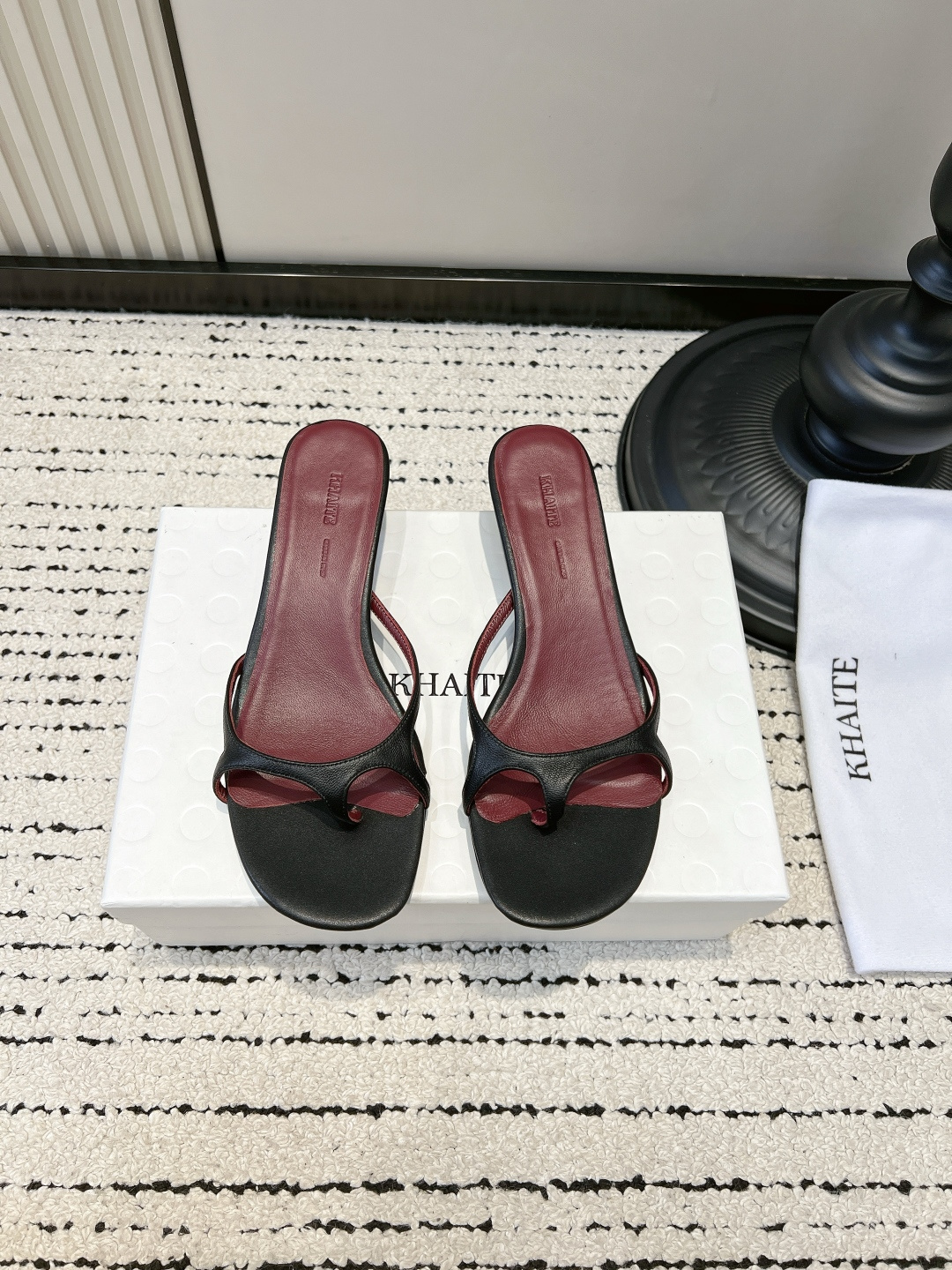 NO:820088,G741 KHAITE style flip-flops for women, genuine leather square-toe low-heeled flip-flops, high-end sandals for summer wear. The burgundy sandals that are popular!  French laziness directly fills up the body. Who knows!  This pair of KHAITE flat burgundy thong sandals directly welds the French retro atmosphere to your feet!  The low-saturation wine red is really stunning, like a glass of slightly tipsy red wine. The square toe + thin thong design brings a lazy and high-end sense of relaxation. The low-heeled design is very stable when walking. It can be worn for commuting, dating, and shopping!  The genuine leather material is soft, very comfortable on the feet, and does not scratch the feet at all. It can be worn with jeans, wide-leg pants, and dresses, all with built-in movie filters. It is a summer atmosphere artifact, and this pair is a must-have!  ■35-39 (40 is custom-made and non-refundable), slippers, sandals, slippers, skirts, jeans19860909G741 KHAITE同款夹趾凉拖女 真皮方头低跟人字拖夏季外穿高级感凉鞋 被问爆的酒红色凉拖！法式慵懒感直接拉满 谁懂啊！这双KHAITE平替酒红色夹趾凉拖, 直接把法式复古氛围感焊在脚上了！ 低饱和度的酒红真的太绝了,像一杯微醺的红酒 方头+细带夹趾设计,自带慵懒又高级的松弛感, 低跟的设计走路稳到不行,通勤、约会、逛街都能穿！ 真皮材质软乎乎的,上脚巨舒服,完全不磨脚, 配牛仔裤、阔腿裤、连衣裙都自带电影滤镜, 夏天的氛围感神器,这双必须锁死！ ■35-39（40定做不退换）,拖鞋,sandals,slippers,skirts,jeans,Women's Shoes