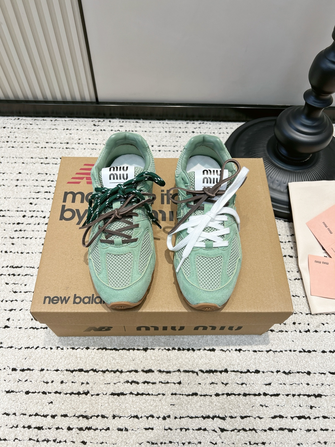 NO:820069,G266 Miu Miu x New Balance 530 joint Maillard retro sneakers for women, mesh breathable casual shoes, Maillard ceiling!  This pair of Miu Miu x NB collaboration directly makes the gods, who knows!  This pair of Miu Miu × New Balance 530 joint models has 'Maillard Retro' directly welded to the feet!  The whole shoe has a caramel brown texture of suede + mesh, with a worn-in lazy retro feel. The double shoelace design is even more exciting for girls. The matching details of one deep and one shallow are full of details. The upper foot feels so soft that it feels like stepping on clouds. The breathable mesh is not stuffy at all when worn in summer. It has a relaxed atmosphere when paired with jeans, overalls, and sportswear. For Maillard wear this autumn and winter, this pair is a perfect match!  ■size35-39 (40-41 customized, non-returnable), casual shoes/sports shoes, miumiu, sneakers, jeans, chamois leather19860909G266 Miu Miu x New Balance 530联名美拉德复古运动鞋女 网面透气休闲鞋 美拉德天花板！这双缪缪×NB联名直接封神 谁懂啊！这双Miu Miu × New Balance 530联名款, 直接把「美拉德复古」焊在脚上了！ 全鞋麂皮+网面的焦糖棕质感,自带做旧的慵懒复古感, 双鞋带设计更是戳中少女心,一深一浅的搭配细节拉满, 上脚脚感软到像踩云朵,透气网面夏天穿也完全不闷脚, 配牛仔裤、工装裤、运动装都自带松弛氛围感, 今年秋冬的美拉德穿搭,这双直接锁死！ ■size35-39（40-41定做不退换）,休闲鞋/运动鞋,miumiu,sneakers,jeans,chamois leather,Women's Shoes
