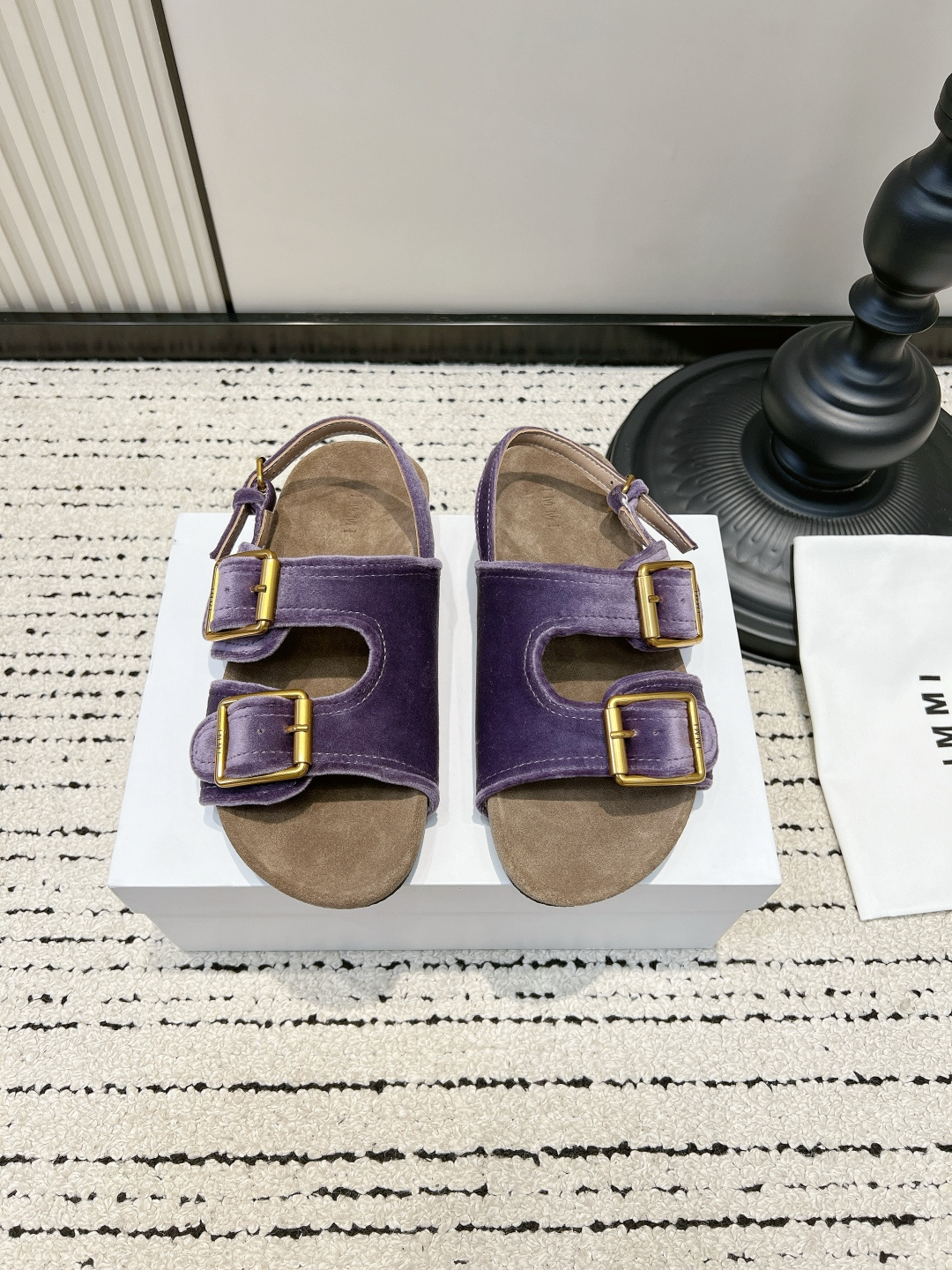 NO:820060,IMMI Maillard retro velvet Birkenstock sandals for women, double gold buckles, flat bottom, open toe casual sandals for summer outerwear, Maillard natal shoes!  This pair of velvet Birkenstocks is directly like a god. Who knows!  This pair of caramel red velvet Birkenstock sandals has a 'retro lazy feel' directly welded to the feet!  The velvet fabric has its own soft light filter, and the caramel red Maillard color makes it look whiter. Paired with distressed double gold buckles, it adds a sense of retro elegance!  The soft thick soles feel like stepping on clouds, and they are stable and not tiring when walking. They have a relaxed atmosphere when paired with jeans, overalls, and dresses. They are versatile shoes for summer. Yellow-skinned sisters can wear them with their eyes closed!  ■size35-39 (40 is custom-made and non-refundable), slippers, sandals, sandals, slippers, skirts, jeans19860909IMMI 美拉德复古丝绒勃肯凉鞋女 双金扣平底一字带露趾休闲凉拖夏季外穿 美拉德本命鞋！这双丝绒勃肯鞋直接封神 谁懂啊！这双焦糖红丝绒勃肯凉鞋, 直接把「复古慵懒感」焊在脚上了！ 丝绒面料自带柔光滤镜,焦糖红的美拉德色调巨显白, 搭配做旧双金扣,复古贵气感直接拉满！ 软乎乎的厚底踩上去像踩云朵,走路稳不累, 配牛仔裤、工装裤、连衣裙都自带松弛氛围感, 夏天的百搭神鞋,黄皮姐妹闭眼冲！ ■size35-39（40定做不退换）,拖鞋凉鞋,sandals,slippers,skirts,jeans,Women's Shoes