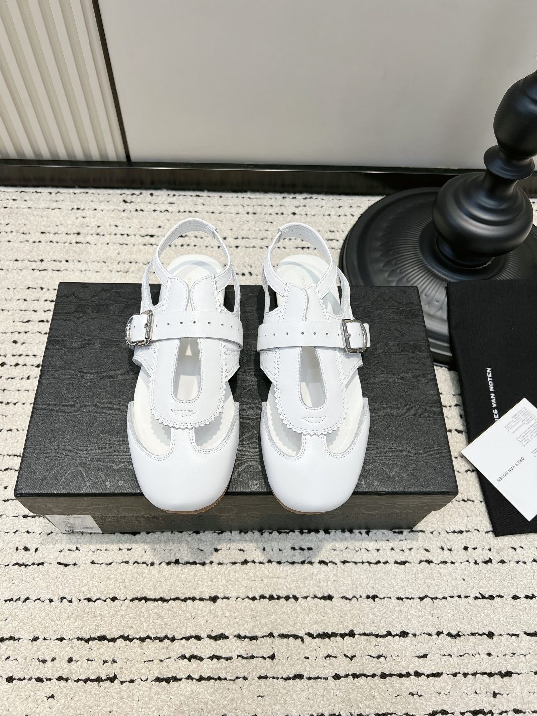 NO:820051,G131 Dries Van Noten hollow toe-toe sandals for women, retro old buckle flat Roman shoes, the DVN style toe-toe sandals that are popular!  The retro and lazy feeling directly fills the eyes. Who knows!  This pair of Dries Van Noten-style hollow cap-toe sandals has a 'retro and old-fashioned feel' directly welded to the feet!  The all-black leather has a matte high-end feel, the hollow + buckle design is retro and lazy, and the old metal buckle and lace tailoring details are full of details, which is completely non-contrasting!  The soft flat bottom feels like stepping on clouds, making walking stable and not tiring. It has a relaxed atmosphere when worn with jeans, overalls, and retro dresses. It is a versatile shoe for summer, and it is suitable for niche fans to close their eyes!  ■Cow leather upper ■Sheep leather lining ■Rubber outsole ■size 35-45 (40 women’s custom-made, non-returnable), sandals, sandals, skirts, jeans, cowhide, sheepskin19860909G131 Dries Van Noten 镂空包头凉鞋女 复古做旧搭扣平底罗马鞋 被问爆的DVN风包头凉鞋！复古慵懒感直接拉满 谁懂啊！这双Dries Van Noten风镂空包头凉鞋, 直接把「复古做旧感」焊在脚上了！ 全黑皮革自带哑光高级感,镂空+搭扣设计复古又慵懒, 做旧金属扣和花边剪裁细节拉满,完全不撞款！ 软乎乎的平底踩上去像踩云朵,走路稳不累, 配牛仔裤、工装裤、复古连衣裙都自带松弛氛围感, 夏天的百搭神鞋,小众控闭眼冲！ ■鞋面牛皮 ■内里羊皮 ■大底橡胶 ■size35-45（40女定做不退换）,凉鞋,sandals,skirts,jeans,cowhide,sheepskin,Women's Shoes
