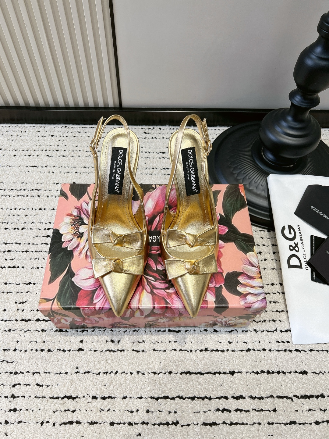 NO:820037,G903 Dolce&Gabbana DG Dolce & Gabbana patent leather bow high heels for women, pointed toe back stiletto sandals, who knows!  This pair of DG patent leather high-heeled shoes is so beautiful that it makes your heart sing!  DG, you know how to control women’s hearts!  This pair of patent leather bow pointed-toe high-heeled shoes directly welds the 'noble lady feeling' to the feet. The glossy black patent leather has a cool and shiny feeling. The bow design on the toe is sweet, cool and sexy. The back buckle design is easy to put on and take off. The height of the stiletto is just right. It walks steadily and has its own aura. It can be paired with a small dress, suit trousers, or a dress with its own noble filter. Wear it on dates, commuting, and attending events, and it will keep you coming back!  ■Heel height 10cm ■35-39 (40 customized, non-refundable), high heels and sandals, Dolce&Gabbana, Dolce&Gabbana, sandals, high heels, skirts, business suit19860909G903 Dolce&Gabbana DG 杜嘉班纳 漆皮蝴蝶结高跟鞋女 尖头后空细跟凉鞋单鞋 谁懂啊！这双DG漆皮高跟鞋直接美到心巴上！ DG你是懂拿捏女人心的！ 这双漆皮蝴蝶结尖头高跟鞋,直接把「贵气名媛感」焊在脚上了 亮面黑漆皮自带清冷光泽感,鞋头的蝴蝶结设计甜酷又性感, 后空搭扣设计方便穿脱,细跟高度刚好,走路稳又自带气场, 配小礼裙、西装裤、连衣裙都自带贵气滤镜, 约会、通勤、出席场合穿,回头率直接拉满！ ■跟高10cm ■35-39（40定做不退换）,高跟鞋凉鞋,Dolce&Gabbana,Dolce&Gabbana,sandals,high heels,skirts,business suit,Women's Shoes