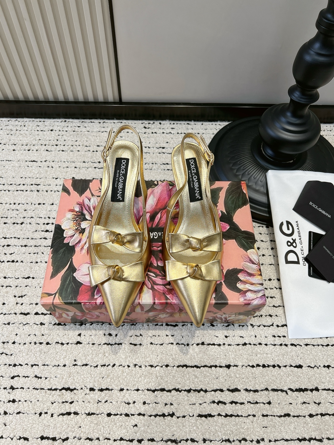 NO:820044,G903 Dolce&Gabbana DG Dolce & Gabbana patent leather bow high heels for women, pointed toe back stiletto sandals, who knows!  This pair of DG patent leather high-heeled shoes is so beautiful that it makes your heart sing!  DG, you know how to control women’s hearts!  This pair of patent leather bow pointed-toe high-heeled shoes directly welds the 'noble lady feeling' to the feet. The glossy black patent leather has a cool and shiny feeling. The bow design on the toe is sweet, cool and sexy. The back buckle design is easy to put on and take off. The height of the stiletto is just right. It walks steadily and has its own aura. It can be paired with a small dress, suit trousers, or a dress with its own noble filter. Wear it on dates, commuting, and attending events, and it will keep you coming back!  ■Heel height 6.5cm ■35-39 (40 custom made, non-refundable), high heels and sandals, Dolce&Gabbana, Dolce&Gabbana, sandals, high heels, skirts, business suit19860909G903 Dolce&Gabbana DG 杜嘉班纳 漆皮蝴蝶结高跟鞋女 尖头后空细跟凉鞋单鞋 谁懂啊！这双DG漆皮高跟鞋直接美到心巴上！ DG你是懂拿捏女人心的！ 这双漆皮蝴蝶结尖头高跟鞋,直接把「贵气名媛感」焊在脚上了 亮面黑漆皮自带清冷光泽感,鞋头的蝴蝶结设计甜酷又性感, 后空搭扣设计方便穿脱,细跟高度刚好,走路稳又自带气场, 配小礼裙、西装裤、连衣裙都自带贵气滤镜, 约会、通勤、出席场合穿,回头率直接拉满！ ■跟高6.5cm ■35-39（40定做不退换）,高跟鞋凉鞋,Dolce&Gabbana,Dolce&Gabbana,sandals,high heels,skirts,business suit,Women's Shoes