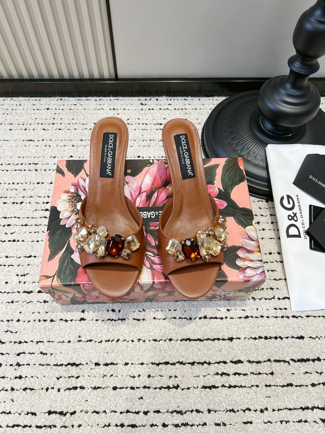 NO:820022,G903 Dolce&Gabbana DG Dolce & Gabbana rhinestone high-heeled slippers for women, genuine leather straps with open toe stiletto sandals for outer wear. Who knows!  This pair of DG rhinestone slippers welds nobility directly to your feet!  DG, you know how to handle 'low-key luxury'!  This pair of rhinestone one-piece sandals with high heels directly adds to the 'noblesse feeling'. The black leather texture is high-end, and the large rhinestones on the toe bling in the sun. It is sparkly but not tacky. It has a completely low-key and noble feeling!  The slender heels are just the right height, making you walk steadily and bring aura. They can be paired with a dress, suspender skirt, or suit trousers, all with a noble filter. Wear them on dates, parties, and outings, and they will keep you coming back!  ■Heel height 6.5cm ■size 35-39 (40 is custom-made, non-refundable and non-exchangeable), high heels and slippers, Dolce&Gabbana, Dolce&Gabbana, high heels, slippers, skirts, business suit19860909G903 Dolce&Gabbana DG 杜嘉班纳 水钻高跟拖鞋女 真皮一字带露趾细跟凉拖外穿 谁懂啊！这双DG水钻拖鞋直接把贵气焊在脚上！ DG你是懂拿捏“低调奢华”的！ 这双水钻一字带高跟凉拖,直接把「名媛贵气感」拉满 黑色真皮质感高级,鞋头的大颗水钻在阳光下blingbling, 又闪又不土气,完全是那种低调又显贵的感觉！ 细跟高度刚好,走路稳又自带气场, 配小礼裙、吊带裙、西装裤都自带贵气滤镜, 约会、派对、出街穿,回头率直接拉满！ ■跟高6.5cm ■size35-39（40定做不退不换）,高跟鞋拖鞋,Dolce&Gabbana,Dolce&Gabbana,high heels,slippers,skirts,business suit,Women's Shoes