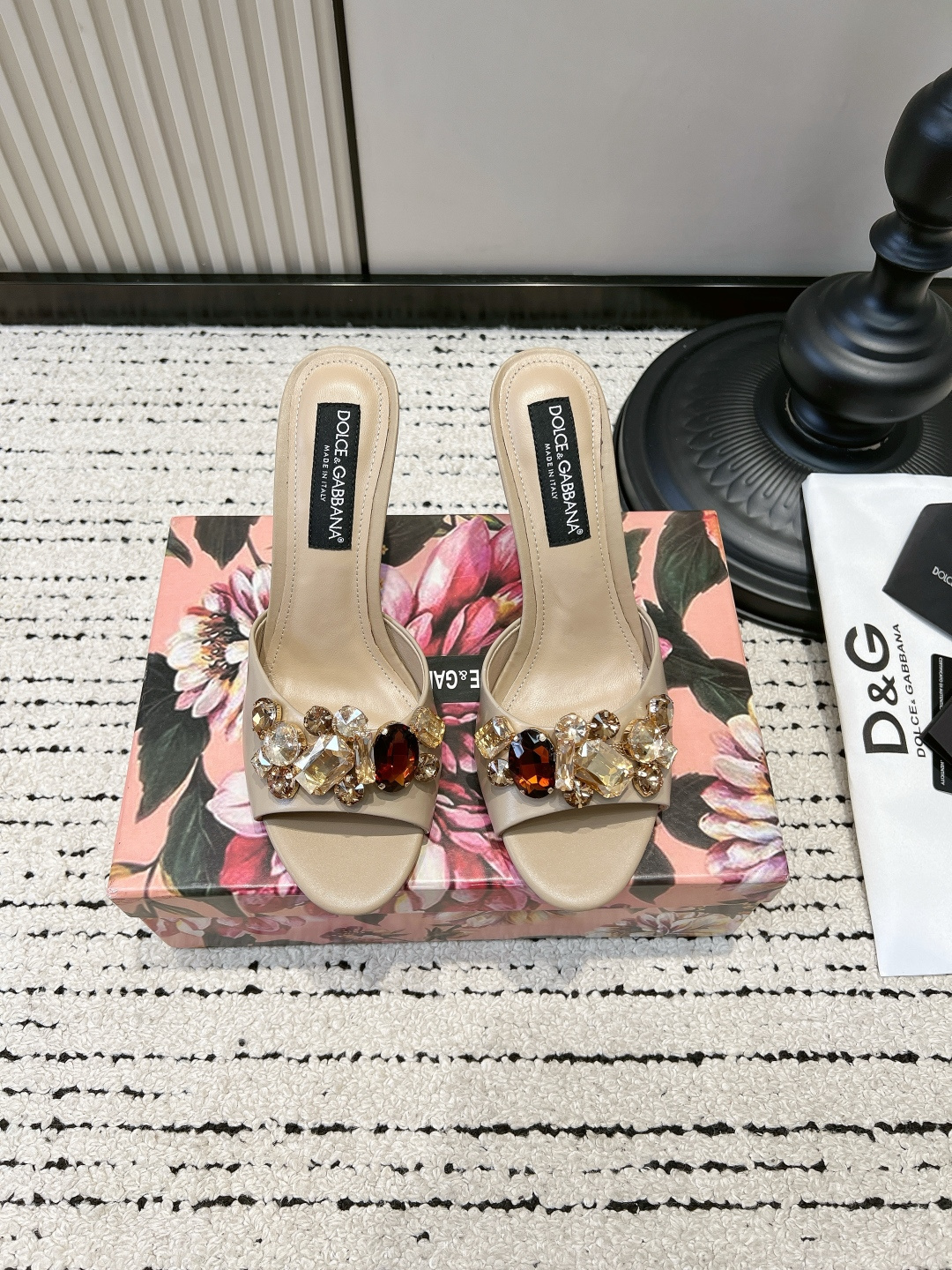 NO:820030,G903 Dolce&Gabbana DG Dolce & Gabbana rhinestone high-heeled slippers for women, genuine leather straps with open toe stiletto sandals for outer wear. Who knows!  This pair of DG rhinestone slippers welds nobility directly to your feet!  DG, you know how to handle 'low-key luxury'!  This pair of rhinestone one-piece sandals with high heels directly adds to the 'noblesse feeling'. The black leather texture is high-end, and the large rhinestones on the toe bling in the sun. It is sparkly but not tacky. It has a completely low-key and noble feeling!  The slender heels are just the right height, making you walk steadily and bring aura. They can be paired with a dress, suspender skirt, or suit trousers, all with a noble filter. Wear them on dates, parties, and outings, and they will keep you coming back!  ■Heel height 10cm ■size 35-39 (40 is custom-made, non-refundable and non-exchangeable), high heels and slippers, Dolce&Gabbana, Dolce&Gabbana, high heels, slippers, skirts, business suit19860909G903 Dolce&Gabbana DG 杜嘉班纳 水钻高跟拖鞋女 真皮一字带露趾细跟凉拖外穿 谁懂啊！这双DG水钻拖鞋直接把贵气焊在脚上！ DG你是懂拿捏“低调奢华”的！ 这双水钻一字带高跟凉拖,直接把「名媛贵气感」拉满 黑色真皮质感高级,鞋头的大颗水钻在阳光下blingbling, 又闪又不土气,完全是那种低调又显贵的感觉！ 细跟高度刚好,走路稳又自带气场, 配小礼裙、吊带裙、西装裤都自带贵气滤镜, 约会、派对、出街穿,回头率直接拉满！ ■跟高10cm ■size35-39（40定做不退不换）,高跟鞋拖鞋,Dolce&Gabbana,Dolce&Gabbana,high heels,slippers,skirts,business suit,Women's Shoes