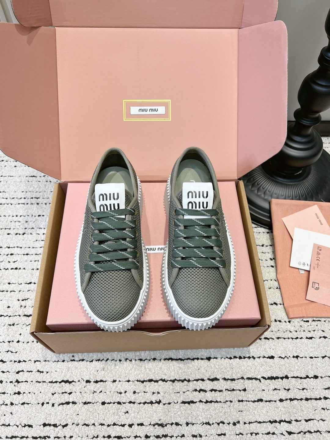 NO:820007,G635 MiuMiu Mesh biscuit shoes for women, thick-soled breathable platform shoes 2026 new casual sneakers, who knows!  This pair of MiuMiu biscuit shoes welds gentleness directly on the feet!  Miu Miu, you know how to control the sweet girl's heart!  This pair of apricot-colored mesh biscuit shoes really brings out the 'gentle and relaxed feeling'. The light apricot-colored mesh comes with a soft light filter and is soft on the feet. It is not stuffy at all when worn in summer!  The iconic sawtooth thick sole quietly adds height without being bulky, and looks girly with everything!  It can be matched with jeans, pleated skirts, and sportswear. It can be worn for daily commuting, dating, or going out on the street. It is gentle and age-reducing. It will be a perfect match for sweet girls!  ■size35-39 (40 customized, non-refundable), casual shoes/sports shoes, miumiu, sneakers, skirts, jeans19860909G635 MiuMiu 缪缪 网面饼干鞋女 厚底透气松糕鞋2026新款休闲板鞋 谁懂啊！这双MiuMiu饼干鞋直接把温柔焊在脚上！ 缪缪你是懂拿捏甜妹心的！ 这双杏色网面饼干鞋,真的把「温柔松弛感」拉满了 浅杏色网面自带柔光滤镜,上脚软乎乎的,夏天穿也完全不闷脚！ 标志性的锯齿厚底,悄悄增高又不笨重,搭配什么都自带少女感！ 配牛仔裤、百褶裙、运动装都巨百搭, 日常通勤、约会、出街穿,温柔又减龄,甜妹直接锁死！ ■size35-39（40定做不退换）,休闲鞋/运动鞋,miumiu,sneakers,skirts,jeans,Women's Shoes