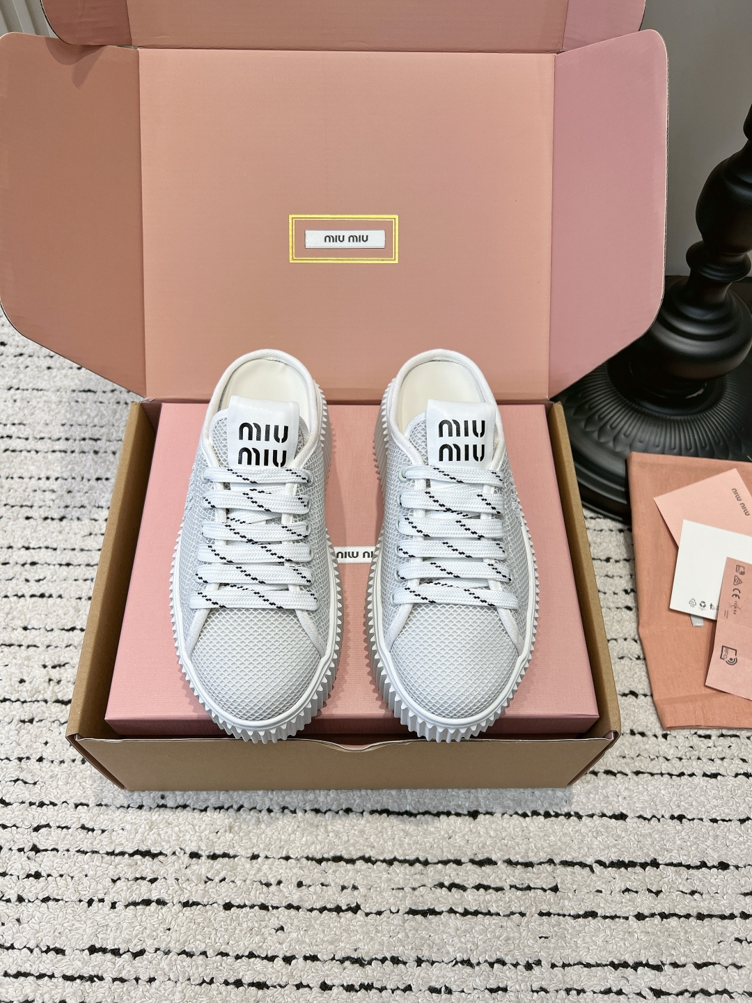 NO:820014,G635 MiuMiu Miu Miu mesh biscuit shoes for women thick-soled breathable platform shoes 2026 new casual sneakers half-drag Who knows!  This pair of MiuMiu biscuit shoes welds gentleness directly on the feet!  Miu Miu, you know how to control the sweet girl's heart!  This pair of apricot-colored mesh biscuit shoes really brings out the 'gentle and relaxed feeling'. The light apricot-colored mesh comes with a soft light filter and is soft on the feet. It is not stuffy at all when worn in summer!  The iconic sawtooth thick sole quietly adds height without being bulky, and looks girly with everything!  It can be matched with jeans, pleated skirts, and sportswear. It can be worn for daily commuting, dating, or going out on the street. It is gentle and age-reducing. It will be a perfect match for sweet girls!  ■size35-39 (40 customized, non-refundable), casual shoes/sports shoes, miumiu, sneakers, skirts, jeans19860909G635 MiuMiu 缪缪 网面饼干鞋女 厚底透气松糕鞋2026新款休闲板鞋半拖 谁懂啊！这双MiuMiu饼干鞋直接把温柔焊在脚上！ 缪缪你是懂拿捏甜妹心的！ 这双杏色网面饼干鞋,真的把「温柔松弛感」拉满了 浅杏色网面自带柔光滤镜,上脚软乎乎的,夏天穿也完全不闷脚！ 标志性的锯齿厚底,悄悄增高又不笨重,搭配什么都自带少女感！ 配牛仔裤、百褶裙、运动装都巨百搭, 日常通勤、约会、出街穿,温柔又减龄,甜妹直接锁死！ ■size35-39（40定做不退换）,休闲鞋/运动鞋,miumiu,sneakers,skirts,jeans,Women's Shoes