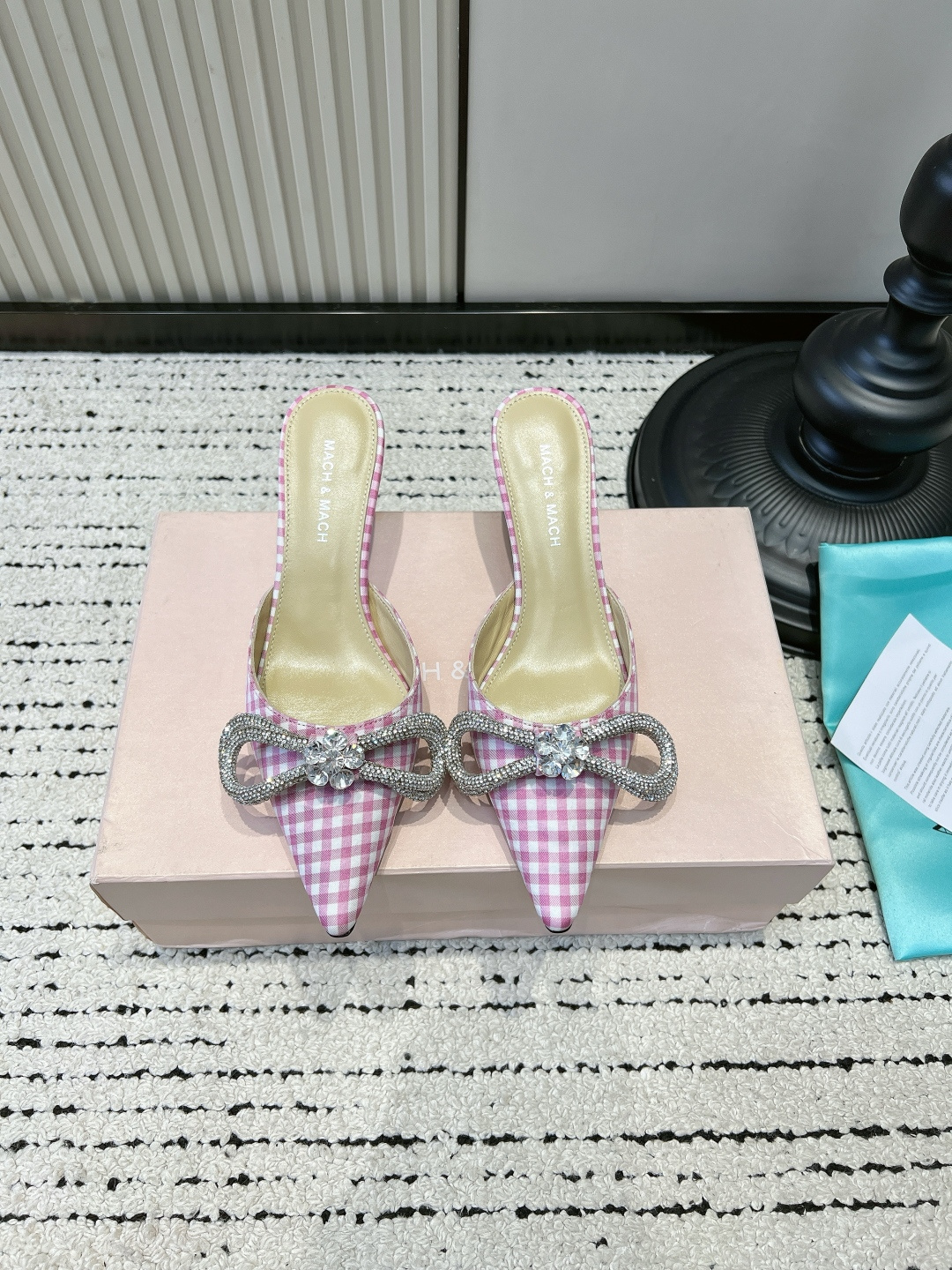 NO:820066,G106 Mach & Mach black and white checkered rhinestone bow high-heeled slippers for women, pointed toe stiletto mules to wear outside sandals, who knows!  This pair of Mach&Mach plaid rhinestone half-pants are so beautiful!  Mach & Mach, you know how to be sweet and cool!  This pair of black and white checkered rhinestone bow half-flop has the 'retro sweet and cool' welded directly on the feet. The classic houndstooth pattern has its own retro atmosphere, and the rhinestone bow on the toe is blingbling. The design is sweet but not greasy, cool and noble, and not rustic at all!  The slender heels are just the right height, making you walk steadily and bring aura. Pair them with a dress, suit pants, or jeans, all with built-in filters. Wear them on dates, parties, and outings, and they will keep you coming back!  ■Customized original cloth for the upper ■Sheepskin lining ■Cow leather for the outsole ■Heel height 6.5cm ■size 35-39 (40 custom made, non-refundable), high heels and slippers, high heels, slippers, skirts, jeans, business suit, cowhide, sheepskin19860909G106 Mach & Mach黑白格水钻蝴蝶结高跟拖鞋女 尖头细跟穆勒鞋外穿凉拖 谁懂啊！这双Mach&Mach格纹水钻半拖直接美炸了！ Mach & Mach你是懂拿捏甜酷千金感的！ 这双黑白格水钻蝴蝶结半拖,直接把「复古甜酷」焊在脚上了 经典千鸟格自带复古氛围,鞋头的水钻蝴蝶结blingbling, 甜而不腻的设计,又酷又贵气,完全不土气！ 细跟高度刚好,走路稳又自带气场, 配小礼裙、西装裤、牛仔裤都自带千金滤镜, 约会、派对、出街穿,回头率直接拉满！ ■鞋面定制原版布 ■内里羊皮 ■大底牛皮 ■跟高6.5cm ■size35-39（40定做不退换）,高跟鞋拖鞋,high heels,slippers,skirts,jeans,business suit,cowhide,sheepskin,Women's Shoes