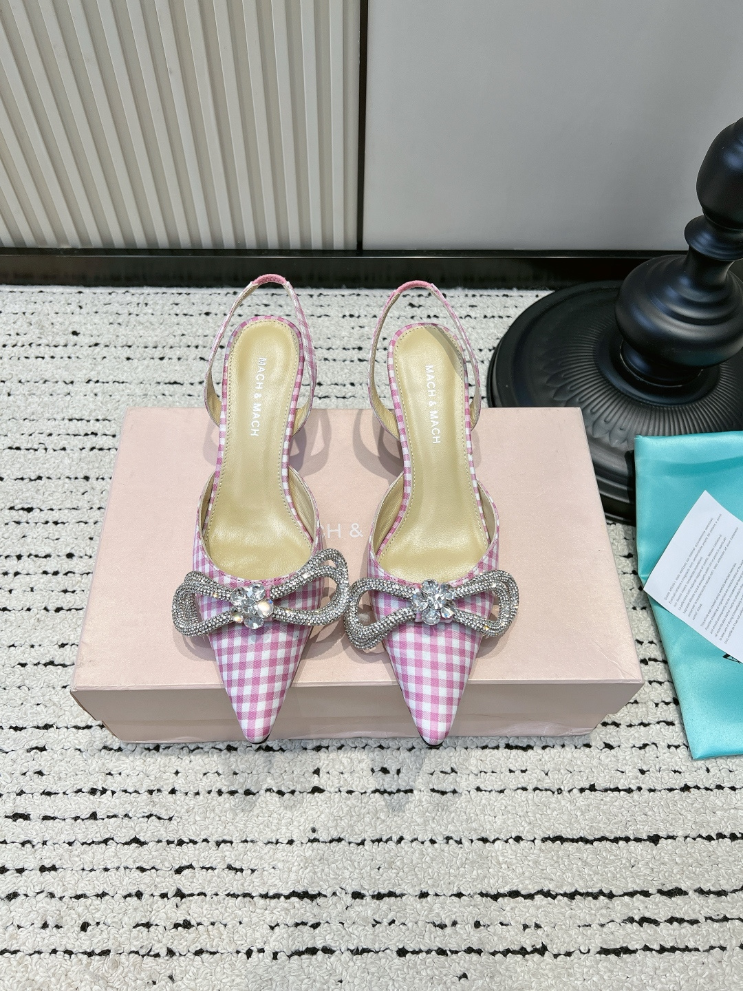 NO:820047,G106 Mach & Mach black and white checkered rhinestone bow high-heeled slippers for women, pointed toe stiletto mules to wear outside sandals, who knows!  This pair of Mach&Mach plaid rhinestone half-pants are so beautiful!  Mach & Mach, you know how to be sweet and cool!  This pair of black and white checkered rhinestone bow half-flop has the 'retro sweet and cool' welded directly on the feet. The classic houndstooth pattern has its own retro atmosphere, and the rhinestone bow on the toe is blingbling. The design is sweet but not greasy, cool and noble, and not rustic at all!  The slender heels are just the right height, making you walk steadily and bring aura. Pair them with a dress, suit pants, or jeans, all with built-in filters. Wear them on dates, parties, and outings, and they will keep you coming back!  ■Customized original cloth for the upper ■Sheepskin lining ■Cow leather for the outsole ■Heel height 6.5cm ■size 35-39 (40 custom made, non-returnable), high heels and sandals, sandals, high heels, slippers, skirts, jeans, business suit, cowhide, sheepskin19860909G106 Mach & Mach黑白格水钻蝴蝶结高跟拖鞋女 尖头细跟穆勒鞋外穿凉拖 谁懂啊！这双Mach&Mach格纹水钻半拖直接美炸了！ Mach & Mach你是懂拿捏甜酷千金感的！ 这双黑白格水钻蝴蝶结半拖,直接把「复古甜酷」焊在脚上了 经典千鸟格自带复古氛围,鞋头的水钻蝴蝶结blingbling, 甜而不腻的设计,又酷又贵气,完全不土气！ 细跟高度刚好,走路稳又自带气场, 配小礼裙、西装裤、牛仔裤都自带千金滤镜, 约会、派对、出街穿,回头率直接拉满！ ■鞋面定制原版布 ■内里羊皮 ■大底牛皮 ■跟高6.5cm ■size35-39（40定做不退换）,高跟鞋凉鞋,sandals,high heels,slippers,skirts,jeans,business suit,cowhide,sheepskin,Women's Shoes