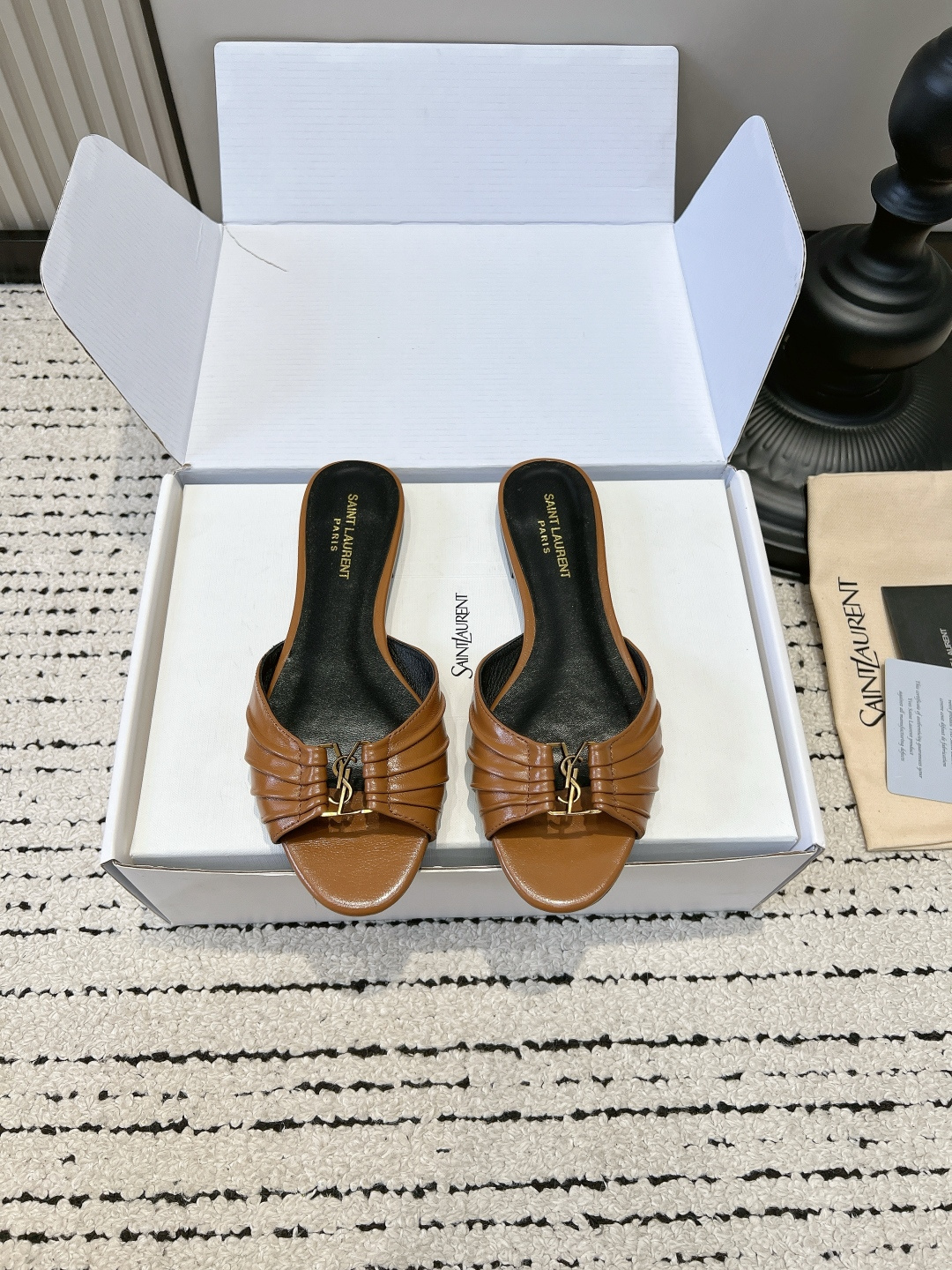 NO:820033,G902 Saint Laurent YSL Gold Label Strap Slippers for Women Wrinkled Genuine Leather Flat Slide Sandals Huangpi Tiancai!  This pair of YSL gold sandals are welded directly to your feet!  Help!  This pair of YSL style sandals is so good!  Pleats + gold label, retro, expensive and white. The soft sole does not rub your feet and makes you fly as fast as you walk!  The color matching directly brings out the gods, showing off your temperament on your feet!  Wear it with everything you wear and it comes with a lazy atmosphere filter!  This year’s all-match shoe has to be this one!  ■size35-39 (40 is custom-made and cannot be returned or exchanged), slippers, saint laurent, saint laurent, sandals, slippers19860909G902 Saint Laurent YSL金标一字带拖鞋女 褶皱真皮外穿平底凉拖凉鞋 黄皮天菜！这双YSL金凉拖直接焊在脚上！ 救命！这双YSL风凉拖也太会了吧！ 褶皱+金标,又复古又贵又显白 软底不磨脚,走路稳到飞起！ 配色直接封神,上脚巨显气质！ 搭什么都自带慵懒氛围感滤镜！ 今年的百搭神鞋,非它莫属！ ■size35-39（40定做不退换）,拖鞋,saint laurent,saint laurent,sandals,slippers,Women's Shoes