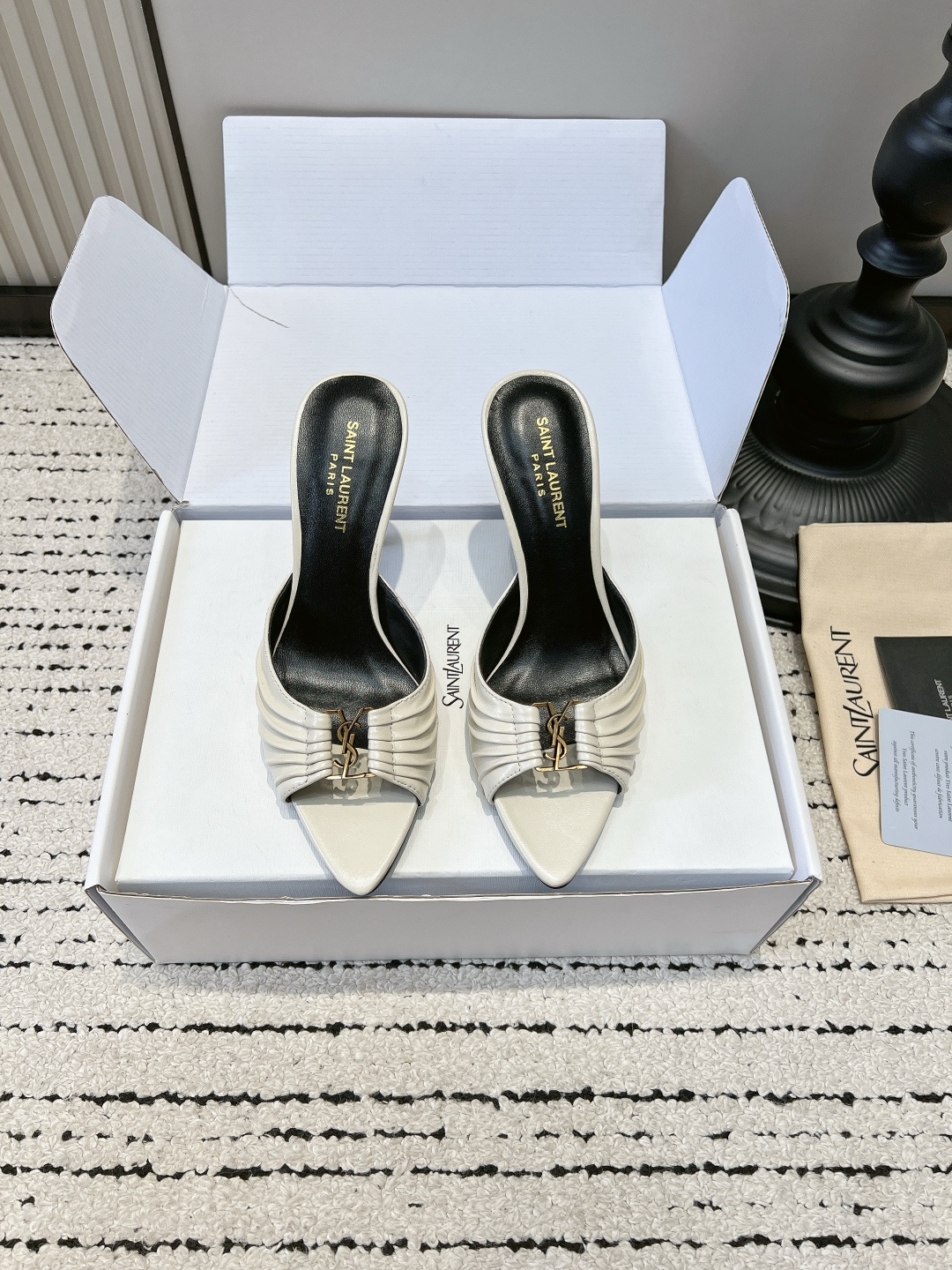 NO:820041,G902 Saint Laurent YSL gold label one-word strap stiletto slippers for women, pleated genuine leather outer wear flat slippers, yellow skin cabbage!  This pair of YSL gold sandals are welded directly to your feet!  Help!  This pair of YSL style sandals is so good!  Pleats + gold label, retro, expensive and white. The soft sole does not rub your feet and makes you fly as fast as you walk!  The color matching directly brings out the gods, showing off your temperament on your feet!  Wear it with everything you wear and it comes with a lazy atmosphere filter!  This year’s all-match shoe has to be this one!  ■size35-39 (40 is custom-made and cannot be returned or exchanged), slippers, saint laurent, saint laurent, sandals, slippers19860909G902 Saint Laurent YSL金标一字带细跟拖鞋女 褶皱真皮外穿平底凉拖凉鞋 黄皮天菜！这双YSL金凉拖直接焊在脚上！ 救命！这双YSL风凉拖也太会了吧！ 褶皱+金标,又复古又贵又显白 软底不磨脚,走路稳到飞起！ 配色直接封神,上脚巨显气质！ 搭什么都自带慵懒氛围感滤镜！ 今年的百搭神鞋,非它莫属！ ■size35-39（40定做不退换）,拖鞋,saint laurent,saint laurent,sandals,slippers,Women's Shoes