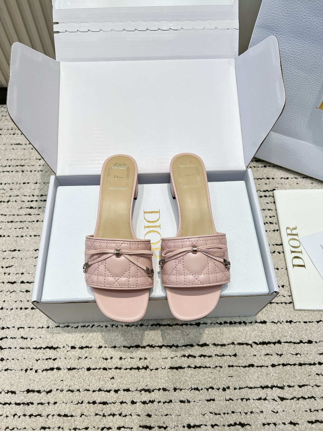 NO:882240,(Airplane box 10) DIOR Dior diamond block heel slippers, women's summer outer wear slippers, mid-heel versatile sandals, who knows!  This pair of DIOR rhombus slippers is simply a perfect example of summer temperament. It welds a sense of elegance and nobility directly onto your feet, giving you a gentle atmosphere when you walk!  Classic rhombus quilting + metal buckle bow, exquisite and low-key, not exaggerated at all, but full of high-end feeling. The thick heel design of about 3cm is as stable as flat ground. It does not tire your feet at all when walking. It can hold up even if you stand for a long time and walk wildly. Small people can also quietly increase their height. The gray color is versatile!  It goes great with suit pants, dresses, and jeans. It is suitable for commuting to work, dating, and vacations. It is very tasteful with any casual wear. This summer's natural sandals are these. They are gentle and noble. When you wear them, you will have an elegant and casual French sister feeling!  ■size35-39 (40 customized, non-refundable), slippers, dior, dior, slippers, skirts, jeans, business suit19860909（飞机盒10） DIOR 迪奥 菱格粗跟拖鞋 女款夏季外穿一字拖 中跟百搭凉拖 谁懂啊！这双DIOR菱格拖鞋,简直是夏天的气质天菜 上脚直接把优雅贵气感焊在脚上,走路自带温柔氛围感！ 经典的菱格绗缝+金属扣蝴蝶结,精致又低调,完全不浮夸,却处处透着高级感 3cm左右的粗跟设计,稳得像平地,走路完全不累脚,久站暴走都hold住,小个子也能悄悄增高 灰色巨百搭！配西装裤、连衣裙、牛仔裤都超绝,上班通勤、约会、度假穿都合适,随便搭都很有品味 今年夏天的本命凉拖就是它了,温柔又显贵,穿上就是优雅又随性的法式姐姐感！ ■size35-39（40定做不退换）,拖鞋,dior,dior,slippers,skirts,jeans,business suit,Women's Shoes