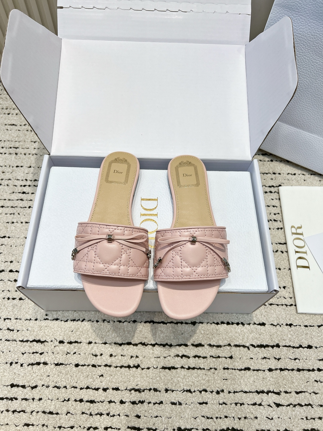 NO:882247,(Airplane box 10) DIOR Dior diamond flat slippers, women's summer outer slippers, casual and versatile sandals, who knows!  This pair of DIOR rhombus slippers is simply a perfect example of summer temperament. It welds a sense of elegance and nobility directly onto your feet, giving you a gentle atmosphere when you walk!  Classic rhombus quilting + metal buckle bow, exquisite and low-key, not exaggerated at all, but full of high-end feeling. It is as stable as flat ground, walking is not tiring at all, can hold it even if you stand for a long time, and even small people can quietly increase their height. The gray color is versatile!  It goes great with suit pants, dresses, and jeans. It is suitable for commuting to work, dating, and vacations. It is very tasteful with any casual wear. This summer's natural sandals are these. They are gentle and noble. When you wear them, you will have an elegant and casual French sister feeling!  ■size35-39 (40 customized, non-refundable), slippers, dior, dior, slippers, skirts, jeans, business suit19860909（飞机盒10） DIOR 迪奥 菱格平底拖鞋 女款夏季外穿一字拖 休闲百搭凉拖 谁懂啊！这双DIOR菱格拖鞋,简直是夏天的气质天菜 上脚直接把优雅贵气感焊在脚上,走路自带温柔氛围感！ 经典的菱格绗缝+金属扣蝴蝶结,精致又低调,完全不浮夸,却处处透着高级感 稳得像平地,走路完全不累脚,久站暴走都hold住,小个子也能悄悄增高 灰色巨百搭！配西装裤、连衣裙、牛仔裤都超绝,上班通勤、约会、度假穿都合适,随便搭都很有品味 今年夏天的本命凉拖就是它了,温柔又显贵,穿上就是优雅又随性的法式姐姐感！ ■size35-39（40定做不退换）,拖鞋,dior,dior,slippers,skirts,jeans,business suit,Women's Shoes