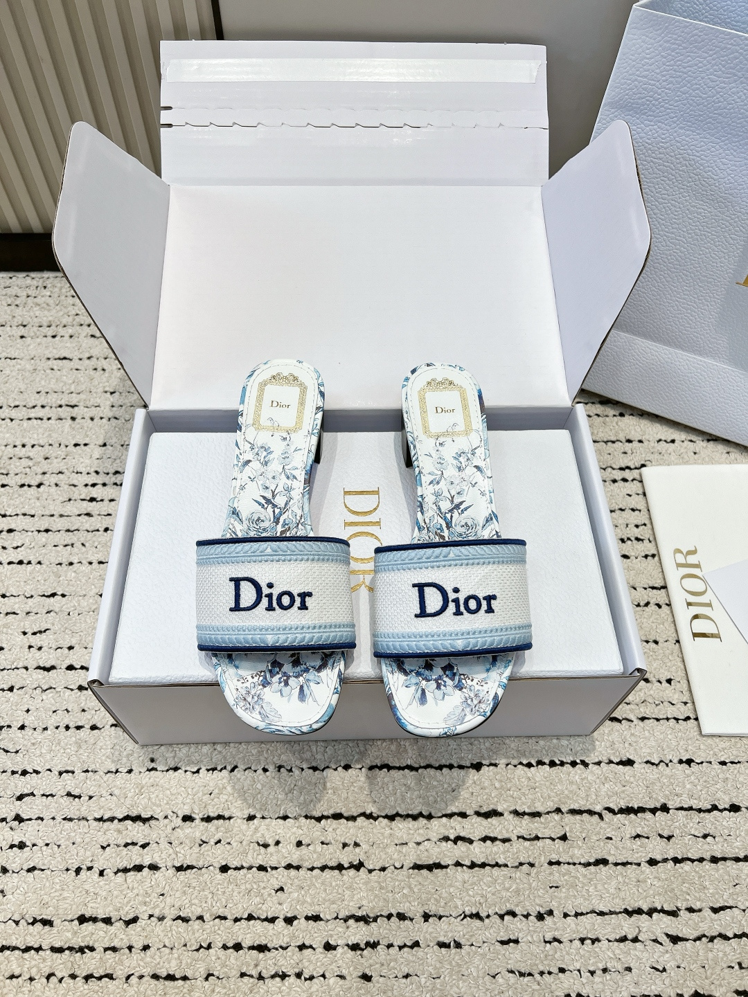 NO:882253,(Airplane box 10) DIOR Dior embroidered thick heel slippers, summer outer wear flip flops, medium heel vacation style sandals, who knows!  This pair of DIOR sandals simply welds the gentleness of summer onto your feet, transforming your feet directly into a sweet girl, giving you a gentle atmosphere when you walk!  The classic Jouy print + pink and white embroidered letters are gentle and dignified. It comes with a French pastoral filter and is completely independent of skin color. The thick heel design of about 3cm is as stable as flat ground. It does not tire your feet at all when walking. It can hold up even if you stand for a long time and walk wildly. Small people can also quietly increase their height. The pink and white color combination makes them appear more tender!  It goes great with floral skirts, jeans, and shorts. It's suitable for dates, vacations, and daily wear. It's very tasteful with any combination. This summer's natural sandals are these. They are gentle and versatile. When you wear them, you will have a French sweet girl feeling with its own soft light filter!  ■size35-39 (40 is custom-made and cannot be returned or exchanged), slippers, dior, dior, slippers, skirts, shorts, jeans19860909（飞机盒10） DIOR迪奥 刺绣粗跟拖鞋 夏季外穿一字拖 中跟度假风凉拖 谁懂啊！这双DIOR凉拖,简直是把夏天的温柔焊在了脚上 上脚直接变身甜妹,走路自带温柔的氛围感！ 经典的茹伊印花+粉白刺绣字母,温柔又显贵,自带法式田园滤镜,完全不挑肤色 3cm左右的粗跟设计,稳得像平地,走路完全不累脚,久站暴走都hold住,小个子也能悄悄增高 粉白配色巨显嫩！配碎花裙、牛仔裤、短裤都超绝,约会、度假、日常穿都合适,随便搭都很有品味 今年夏天的本命凉拖就是它了,温柔又百搭,穿上就是自带柔光滤镜的法式甜妹感！ ■size35-39（40定做不退换）,拖鞋,dior,dior,slippers,skirts,shorts,jeans,Women's Shoes