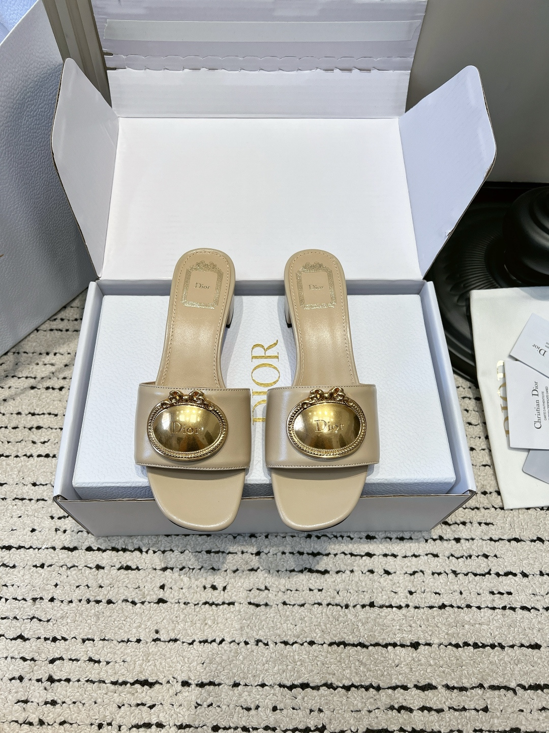 NO:882275,(Airplane box 10) Retro palace metal label thick heel one-line sandals for women 26ss. The noble black gold sandals that you will fall into at first sight. They are made of fine matte first-layer cowhide. The leather surface is smooth and textured. The shoe body has the iconic retro embossed large gold buckle. It is full of palace carving details. The black and gold color scheme naturally brings a high-class lady atmosphere.  The simple square toe shape, the open toe design softly modifies the foot, the low thick heel is stable and does not sprain your feet, and the full-grain leather insole is soft and skin-friendly, making it stress-free for daily walks and shopping. It looks great with high-waisted denim shorts, satin skirts, and drapey suit wide-leg pants. It is suitable for commuting to work, afternoon tea dates, and vacation travel. It is low-key and elegant without being flashy. It is a must-have versatile sandal in your spring and summer shoe wardrobe.  ■size35-39 (40.41.42 custom-made, non-refundable), slippers, slippers, skirts, shorts, business suit, cowhide19860909（飞机盒10） 复古宫廷金属标粗跟一字凉拖女 26ss 一眼沦陷的贵气黑金凉拖 甄选细腻哑光头层牛皮,皮面顺滑有质感,鞋身标志性复古浮雕大金饰扣,宫廷雕花细节满满,黑金配色天生自带高级贵妇氛围感. 简约一字方头版型,露趾设计柔和修饰脚面,矮粗跟稳当不崴脚,全粒面真皮鞋垫软糯亲肤,日常暴走逛街毫无压力. 搭配高腰牛仔短裤、缎面半身裙、垂感西装阔腿裤都超出彩,通勤上班、下午茶约会、度假出行全都适配,低调显贵不浮夸,春夏鞋柜必入百搭凉拖. ■size35-39（40.41.42定做不退换）,拖鞋,slippers,skirts,shorts,business suit,cowhide,Women's Shoes