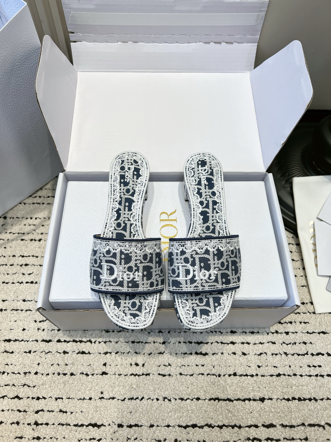 NO:882228,(Airplane box 10) D's classic presbyopic embroidered slip-ons for women, thick heel sandals, 26ss, classic Oblique presbyopic really never goes out of style, high-end gray tone jacquard fabric, all-over retro presbyopic texture, brand letters embroidered on the shoe body, retro and exquisite, with a big-name atmosphere, the color is low-key, gentle and easy to wear.  The wide strap + rounded open-toe version is slim and accommodates various foot types. The low thick heel design is stable and has a genuine leather cushion lining. It is soft and comfortable to step on, so you can walk around shopping all day without tiring your feet. It is suitable for matching with denim shorts, cotton and linen wide-leg pants, floral dresses and casual suits. It can be worn for commuting, vacations and daily outings in one click. It is light and luxurious, and it is a standard slipper for rich ladies in spring and summer.  ■size35-39 (40.41.42 custom-made, non-refundable), slippers, dior, slippers, skirts, shorts, business suit19860909（飞机盒10） D家经典老花刺绣一字拖女 粗跟凉拖 26ss 经典Oblique老花真的永不过时 高级灰调提花面料,满幅复古老花织纹,鞋身刺绣品牌字母,复古精致又自带大牌氛围感,配色低调温柔不挑穿搭. 宽面一字带+方圆露趾版型,藏肉显瘦包容各种脚型,低粗跟设计落地稳当,真皮软垫内里,踩上去软糯舒适,暴走逛街一整天不累脚. 搭配牛仔短裤、棉麻阔腿裤、碎花连衣裙、休闲西装全都适配,通勤、度假、日常出街一键拿捏精致穿搭,轻奢耐看,富家小姐姐春夏标配拖鞋. ■size35-39（40.41.42定做不退换）,拖鞋,dior,slippers,skirts,shorts,business suit,Women's Shoes