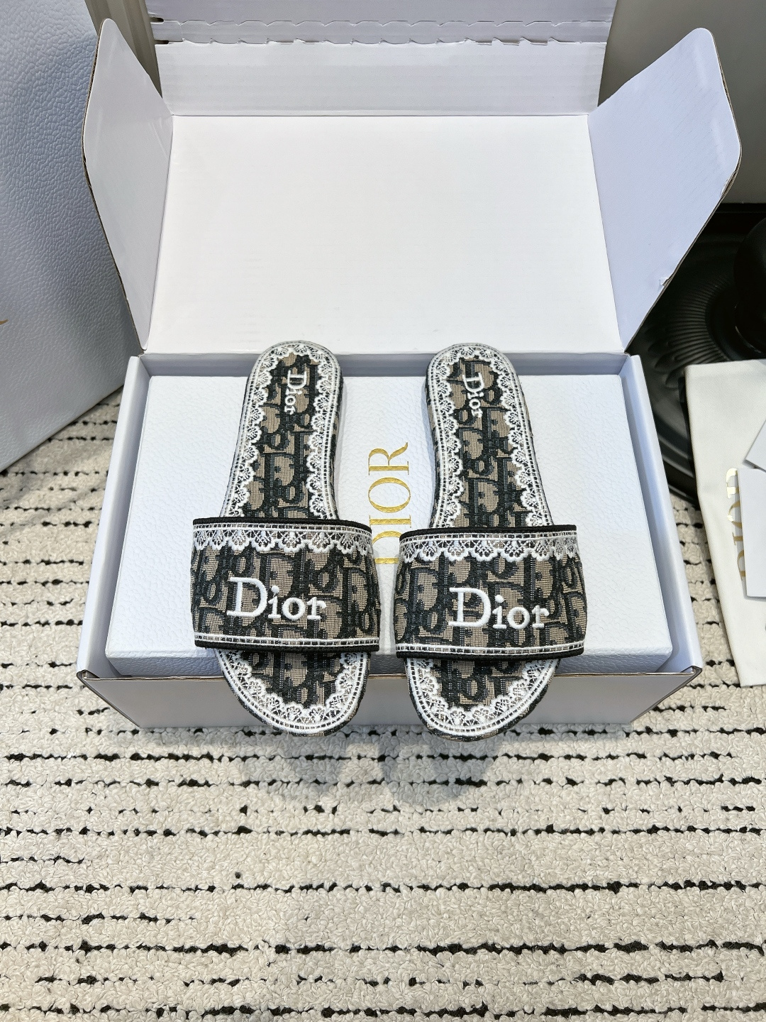 NO:882234,(Airplane box 10) D’s classic presbyopic embroidered slip-ons for women, flat sandals 26ss. The classic Oblique presbyopic is really timeless. High-end gray jacquard fabric, full-length retro presbyopic weave, brand letters embroidered on the shoe body, retro and exquisite, with a big-name atmosphere, and the color is low-key, gentle and easy to wear.  The wide strap + rounded open-toe version is slim and accommodates various foot types. The low thick heel design is stable and has a genuine leather cushion lining. It is soft and comfortable to step on, so you can walk around shopping all day without tiring your feet. It is suitable for matching with denim shorts, cotton and linen wide-leg pants, floral dresses and casual suits. It can be worn for commuting, vacations and daily outings in one click. It is light and luxurious, and it is a standard slipper for rich ladies in spring and summer.  ■size35-39 (40.41.42 custom-made, non-refundable), slippers, dior, slippers, skirts, shorts, business suit19860909（飞机盒10） D家经典老花刺绣一字拖女 平底凉拖 26ss 经典Oblique老花真的永不过时 高级灰调提花面料,满幅复古老花织纹,鞋身刺绣品牌字母,复古精致又自带大牌氛围感,配色低调温柔不挑穿搭. 宽面一字带+方圆露趾版型,藏肉显瘦包容各种脚型,低粗跟设计落地稳当,真皮软垫内里,踩上去软糯舒适,暴走逛街一整天不累脚. 搭配牛仔短裤、棉麻阔腿裤、碎花连衣裙、休闲西装全都适配,通勤、度假、日常出街一键拿捏精致穿搭,轻奢耐看,富家小姐姐春夏标配拖鞋. ■size35-39（40.41.42定做不退换）,拖鞋,dior,slippers,skirts,shorts,business suit,Women's Shoes