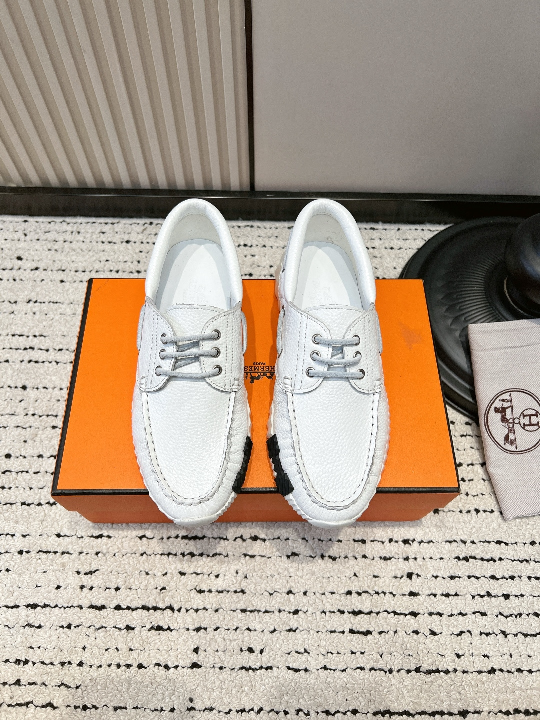NO:884724,Men's 10-year-old couple's model G652 Hermes 2026 new retro-style H casual sports shoes. The craftsmanship is exquisite, and it is new at the counter at the same time. Every detail of the shoes is specially designed, which is quite eye-catching. The elegant splicing elements highlight the good temperament!  The classic version is upgraded with exquisite color matching, adding a casual atmosphere, and exquisite lines, which can better reflect the family-style design language. Interspersed with exquisite lines, it perfectly fits the foot shape, naturally outlines the fashionable outline, achieves a visual impact, and fully interprets a different sports style!  Fabrics: imported cowhide, cowhide, cowhide for foot pads, comfortable on the feet, original outsole, non-slip and wear-resistant!  ■size female 35-40 39-45, casual shoes/sports shoes, hermes, hermes, sneakers, cowhide19860909男10情侣款 G652 Hermes 爱马仕2026 新款复古风H休闲运动鞋 工艺极致,同步专柜上新.鞋子的每一个细节都特别用心,相当惹眼,雅致的拼接元素,凸显不俗的气质！ 经典版型升级 精致配色,增添休闲的气息,精致的线条,无形之中能够更好体现出家族式的设计语言,穿插精致的线条 完美契合脚型,自然的勾勒出时尚的轮廓,达到视觉上的冲击效果,充分演绎不一样的运动风格！ 面料进口牛皮 牛绒 垫脚牛皮,脚感舒适,原版大底,防滑耐磨！ ■size女35-40 39-45,休闲鞋/运动鞋,hermes,hermes,sneakers,cowhide,Women's Shoes