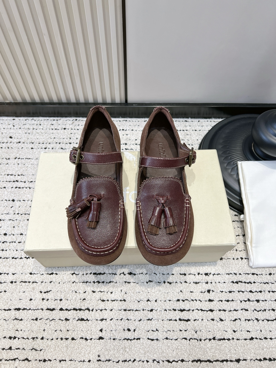 NO:884714,G741 Unfoli* new summer tassel Mary Jane loafers are made of distressed leather and suede. The retro round toe is matched with the tassel details on the shoe body. It has a college style and relaxed texture. The overall design is gentle and durable. Available in three tones of dark black, burgundy and mocha brown, it is suitable for pleated skirts, straight jeans or knitted dresses. It can easily wear a retro college style or a lazy everyday look, and is suitable for a variety of styles. ■Cow leather upper ■Sheep leather lining  ■Original molded outsole ■Size 35-42 (customized sizes 40, 41, 42 are non-refundable) ■Heel height 2cm, Mary Jane, loafers, mary jane, skirts, jeans, cowhide, sheepskin19860909G741 Unfoli*夏季新款流苏玛丽珍乐福鞋 采用做旧皮革与反绒皮拼接打造,复古圆头搭配鞋身的流苏细节,自带学院风与松弛质感,整体设计温柔又耐看. 深黑、酒红与摩卡棕三种色调可选,适配百褶裙、直筒牛仔裤或针织连衣裙,轻松穿出复古学院风或慵懒日常感,适配多种穿搭风格. ■鞋面牛皮 ■内里羊皮 ■大底原版开模大底 ■size35-42码（40、41、42码定制不退换） ■跟高2cm,玛丽珍,loafers,mary jane,skirts,jeans,cowhide,sheepskin,Women's Shoes