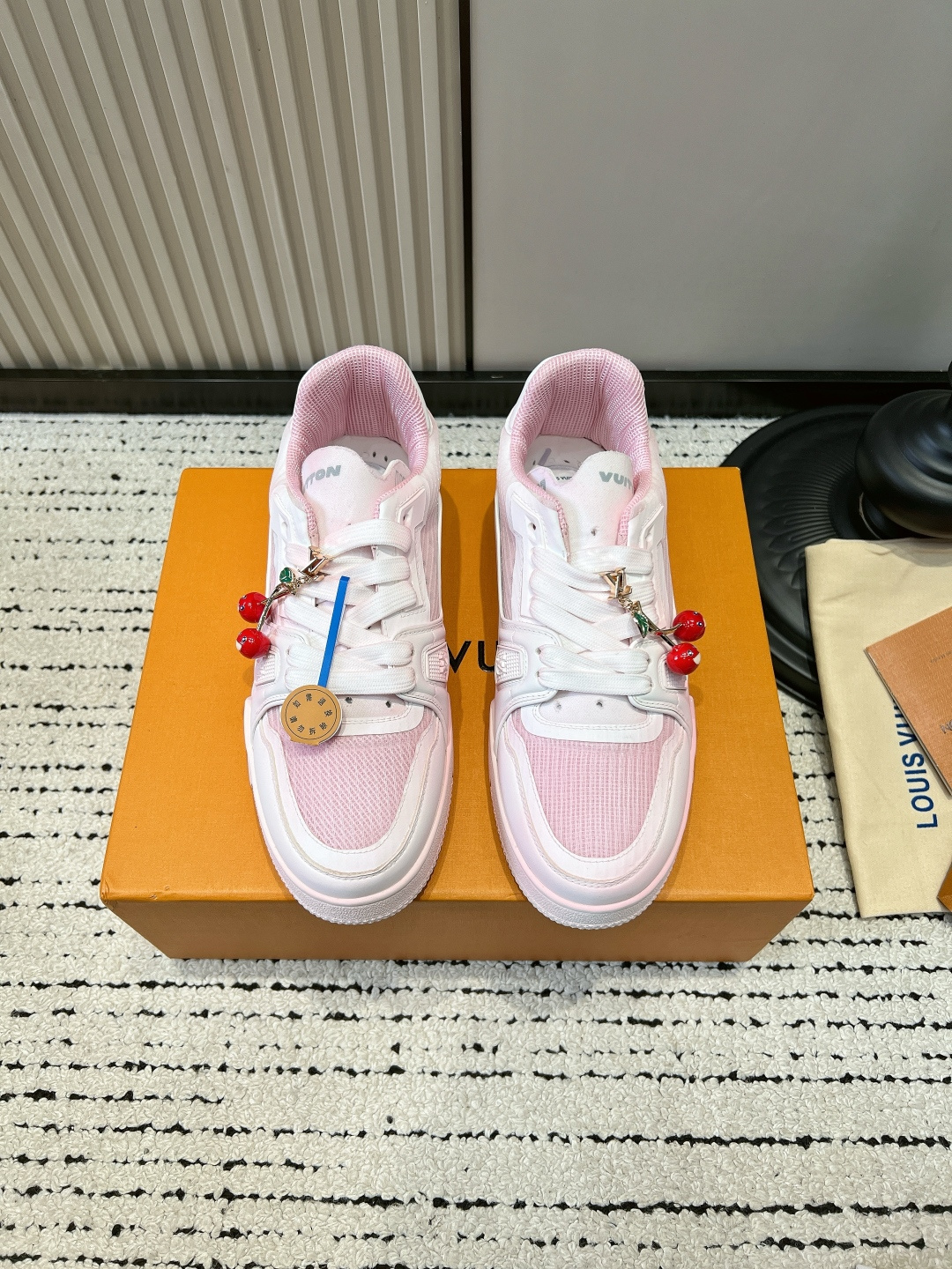 NO:884702,60 G039 Louis Vuiton Louis Vuiton's new LV Trainer series sneakers and basketball shoes This LV Trainer sneaker continues the iconic configuration and is made of retro-textured suede cow leather to create a subtle aged effect. The Monogram flower-decorated leather shoelaces form a sharp color contrast with the shoe body. The Louis Vuitton handwritten embroidery logo and the #54 logo are decorated on the sides and back. The rubber outsole with retro-textured suede cow leather logo elements is embellished with Monogram flowers.  ■size35-44 (45.46 customized), casual shoes/sports shoes, louis vuitton, louis vuitton, louis vuitton, sneakers, cowhide1986090960 G039 Louis Vuiton 路易威登 新款 LV Trainer系列板鞋篮球鞋  本款 LV Trainer 运动鞋延续标志性构型,以复古质感绒面牛皮革营造微妙做旧视效.Monogram 花卉装饰栖身皮革鞋带,与鞋身形成鲜明的色彩对比.路易威登手写体刺绣标识和 #54 标识分饰侧面与后部. 复古质感绒面牛皮革标识元素橡胶外底点缀 Monogram 花卉 ■size35-44（45.46定制）,休闲鞋/运动鞋,louis vuitton,louis vuitton,louis vuitton,sneakers,cowhide,Women's Shoes