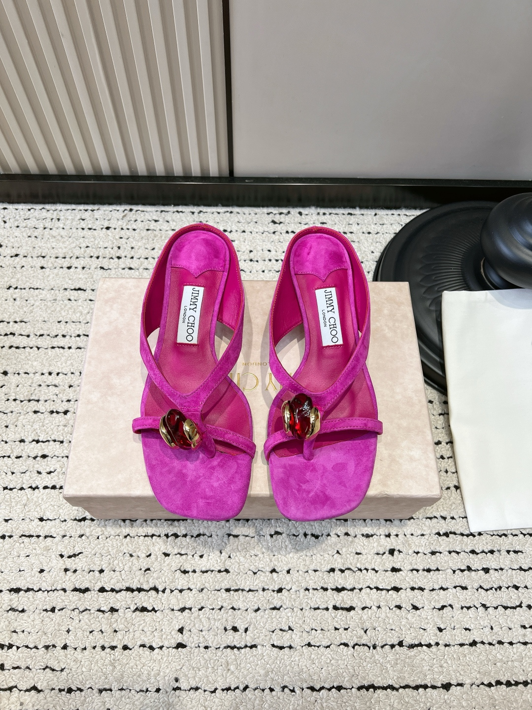 NO:884691,G199 Jimmy Cho*26ss new summer colorful treasure thong cat-heeled sandals. This high-heeled flip-flops create a light and luxurious atmosphere with exquisite colorful treasure accessories. The square toe is matched with a slim thong strap to neatly modify the foot shape, and the toe is embellished with large faceted gemstones.  The outfit is suitable for a variety of exquisite dressing scenes. It is easy to create a gentle date look with a satin suspender skirt for daily use. It can be worn with slim-fitting trousers to weaken the dullness of formal clothes and create a light and luxurious commuting outfit. The elegant long skirt for vacation stands out in the atmospheric outfit. ■Sheep suede upper ■Water-dyed sheepskin lining ■Outsole Italian genuine leather ■size 35-40 (40 size customization is non-refundable) ■Heel height 3cm, split-toe shoes, jimmy choo, skirts, business  suit,sheepskin,leather soles19860909G199 Jimmy Cho*26ss夏季新款彩宝夹趾猫跟凉拖 这款夹趾高跟凉拖凭借精致彩宝配饰打造轻奢氛围感,方头搭配纤细夹趾带利落修饰脚型,鞋头点缀大块切面宝石. 穿搭适配多种精致穿搭场景,日常搭配缎面吊带短裙轻松拿捏温柔约会造型,搭配修身西装裤可以弱化正装沉闷打造轻奢通勤穿搭,度假搭配飘逸长裙在氛围感穿搭里脱颖而出. ■鞋面羊反绒 ■内里水染羊皮 ■大底意大利真皮大底 ■size35-40码（40码定制不退换） ■跟高3cm,分趾鞋,jimmy choo,skirts,business suit,sheepskin,Leather soles,Women's Shoes