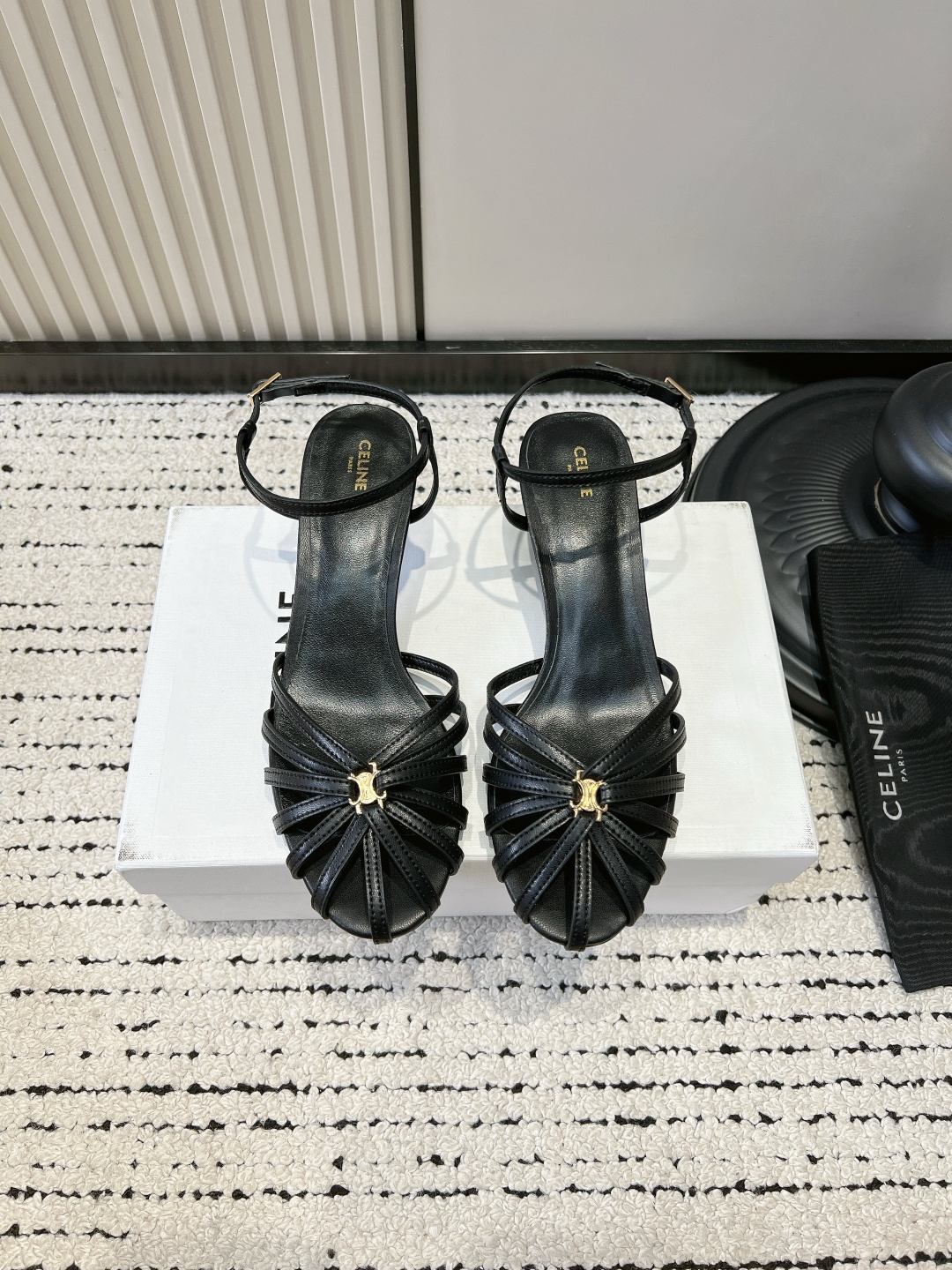 NO:884735,G912 CELIN* Triomph* black lambskin high-heeled sandals French hollow thin strap Roman shoes Who knows!  This pair of CELINE black sandals has 'French nobility' directly welded to the feet. The moment I got it, I was speechless by the metallic luster of the lambskin. It is so delicate that you can feel the cloud-like texture, and the luster under the sun is so high-end that you can feel it in your bones.  The woven cage-shaped toe is so recognizable, and the Triomphe metal buckle in the center is the finishing touch, hiding the brand's iconic Arc de Triomphe element just right, low-key and elegant. The slender heel comes with a leg-lengthening buff, and the adjustable buckle at the ankle fits perfectly, and it doesn't wear your feet after walking for a long time. Gold is really the god of summer!  Pair it with a little white skirt to look like a gentle young lady, or pair it with suit trousers to look like a smart workplace person. Even the cutouts on the feet give off a French sense of laziness. Wear it on a date or to a dinner party, and people will ask you if you have secretly changed your identity ■Cow leather upper layer ■Sheepskin for foot pads ■Genuine leather outsole ■size 35-39 (40.41 custom-made, non-returnable), sandals, celine, sandals, skirts, business  suit,cowhide,sheepskin,leather soles19860909G912 CELIN* Triomph*黑色小羊皮高跟凉鞋 法式镂空细带罗马鞋 谁懂啊！这双CELINE黑色凉鞋直接把「法式贵气」焊在脚上了 拿到手的瞬间就被这金属光泽的小羊皮美到失语,细腻到能摸出云朵般的质感,阳光下的光泽感高级到骨子里. 编织笼状鞋头太有辨识度了,中心的Triomphe金属扣是点睛之笔,把品牌标志性的凯旋门元素藏得恰到好处,低调又显贵.细跟自带拉长腿buff,脚踝的可调节扣带完美贴合,走久了也不磨脚. 金色真的是夏天的神！搭配小白裙是温柔大小姐,配西装裤就是利落职场人,连脚面的镂空都透着法式慵懒感. 穿上它去约会、参加晚宴,别人都得问你是不是偷偷换了新身份 ■鞋面头层牛皮 ■垫脚羊皮 ■大底真皮大底 ■size35-39（40.41定做不退换）,凉鞋,celine,sandals,skirts,business suit,cowhide,sheepskin,Leather soles,Women's Shoes