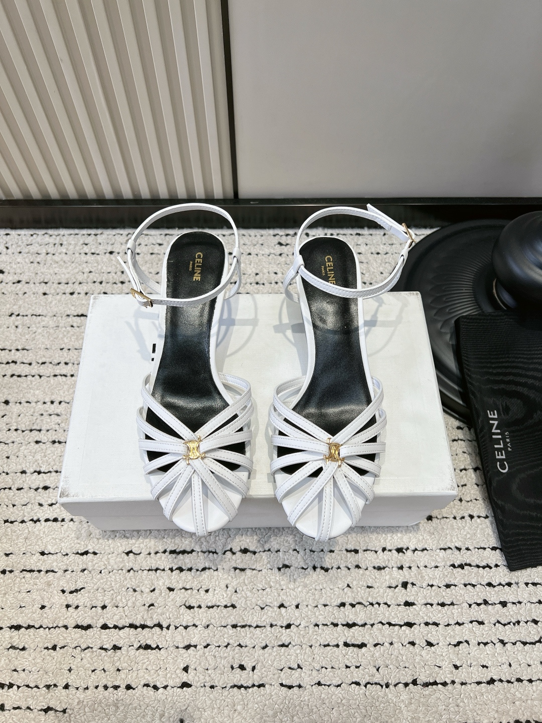 NO:884746,G912 CELIN* Triomph* white lambskin high-heeled sandals French hollow thin strap Roman shoes Who knows!  This pair of CELINE white sandals has 'French nobility' directly welded to the feet. The moment I got it, I was speechless by the metallic luster of the lambskin. It is so delicate that you can feel the cloud-like texture, and the luster under the sun is so high-end that you can feel it in your bones.  The woven cage-shaped toe is so recognizable, and the Triomphe metal buckle in the center is the finishing touch, hiding the brand's iconic Arc de Triomphe element just right, low-key and elegant. The slender heel comes with a leg-lengthening buff, and the adjustable buckle at the ankle fits perfectly, and it doesn't wear your feet after walking for a long time. Gold is really the god of summer!  Pair it with a little white skirt to look like a gentle young lady, or pair it with suit trousers to look like a smart workplace person. Even the cutouts on the feet give off a French sense of laziness. Wear it on a date or to a dinner party, and people will ask you if you have secretly changed your identity ■Cow leather upper layer ■Sheepskin for foot pads ■Genuine leather outsole ■size 35-39 (40.41 custom-made, non-returnable), sandals, celine, sandals, skirts, business  suit,cowhide,sheepskin,leather soles19860909G912 CELIN* Triomph*白色小羊皮高跟凉鞋 法式镂空细带罗马鞋 谁懂啊！这双CELINE白色凉鞋直接把「法式贵气」焊在脚上了 拿到手的瞬间就被这金属光泽的小羊皮美到失语,细腻到能摸出云朵般的质感,阳光下的光泽感高级到骨子里. 编织笼状鞋头太有辨识度了,中心的Triomphe金属扣是点睛之笔,把品牌标志性的凯旋门元素藏得恰到好处,低调又显贵.细跟自带拉长腿buff,脚踝的可调节扣带完美贴合,走久了也不磨脚. 金色真的是夏天的神！搭配小白裙是温柔大小姐,配西装裤就是利落职场人,连脚面的镂空都透着法式慵懒感. 穿上它去约会、参加晚宴,别人都得问你是不是偷偷换了新身份 ■鞋面头层牛皮 ■垫脚羊皮 ■大底真皮大底 ■size35-39（40.41定做不退换）,凉鞋,celine,sandals,skirts,business suit,cowhide,sheepskin,Leather soles,Women's Shoes