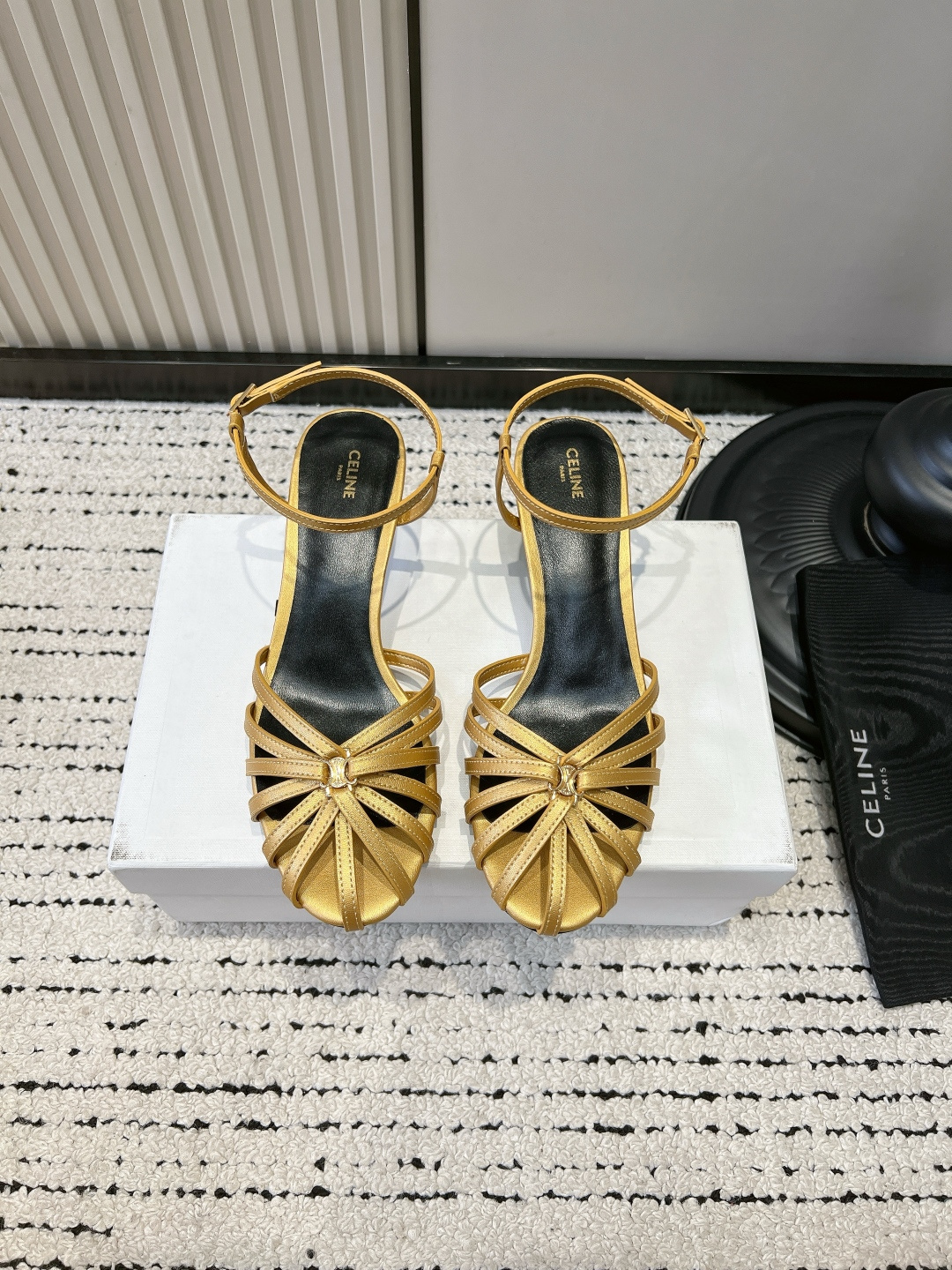 NO:884756,G912 CELIN* Triomph* gold lambskin high-heeled sandals French hollow thin strap Roman shoes Who knows!  This pair of CELINE golden sandals has 'French nobility' directly welded to the feet. The moment I got it, I was speechless by the metallic luster of the lambskin. It is so delicate that you can feel the cloud-like texture, and the luster under the sun is so high-end that you can feel it in your bones.  The woven cage-shaped toe is so recognizable, and the Triomphe metal buckle in the center is the finishing touch, hiding the brand's iconic Arc de Triomphe element just right, low-key and elegant. The slender heel comes with a leg-lengthening buff, and the adjustable buckle at the ankle fits perfectly, and it doesn't wear your feet after walking for a long time. Gold is really the god of summer!  Pair it with a little white skirt to look like a gentle young lady, or pair it with suit trousers to look like a smart workplace person. Even the cutouts on the feet give off a French sense of laziness. Wear it on a date or to a dinner party, and people will ask you if you have secretly changed your identity ■Cow leather upper layer ■Sheepskin for foot pads ■Genuine leather outsole ■size 35-39 (40.41 custom-made, non-returnable), sandals, celine, sandals, skirts, business  suit,cowhide,sheepskin,leather soles19860909G912 CELIN* Triomph*金色小羊皮高跟凉鞋 法式镂空细带罗马鞋 谁懂啊！这双CELINE金色凉鞋直接把「法式贵气」焊在脚上了 拿到手的瞬间就被这金属光泽的小羊皮美到失语,细腻到能摸出云朵般的质感,阳光下的光泽感高级到骨子里. 编织笼状鞋头太有辨识度了,中心的Triomphe金属扣是点睛之笔,把品牌标志性的凯旋门元素藏得恰到好处,低调又显贵.细跟自带拉长腿buff,脚踝的可调节扣带完美贴合,走久了也不磨脚. 金色真的是夏天的神！搭配小白裙是温柔大小姐,配西装裤就是利落职场人,连脚面的镂空都透着法式慵懒感. 穿上它去约会、参加晚宴,别人都得问你是不是偷偷换了新身份 ■鞋面头层牛皮 ■垫脚羊皮 ■大底真皮大底 ■size35-39（40.41定做不退换）,凉鞋,celine,sandals,skirts,business suit,cowhide,sheepskin,Leather soles,Women's Shoes