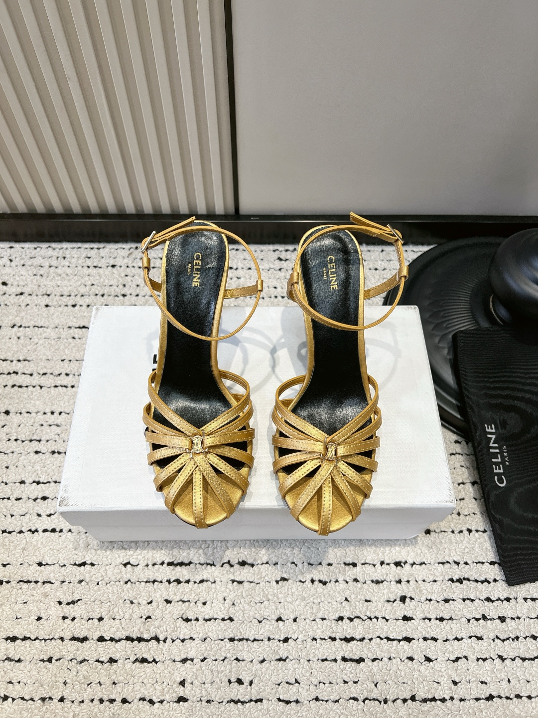 NO:884679,G912 CELIN* Triomph* gold lambskin high-heeled sandals French hollow thin strap Roman shoes Who knows!  This pair of CELINE golden sandals has 'French nobility' directly welded to the feet. The moment I got it, I was speechless by the metallic luster of the lambskin. It is so delicate that you can feel the cloud-like texture, and the luster under the sun is so high-end that you can feel it in your bones.  The woven cage-shaped toe is so recognizable, and the Triomphe metal buckle in the center is the finishing touch. It hides the brand's iconic Arc de Triomphe element just right, low-key and elegant. The 8.5cm slender heel comes with a leg-lengthening buff, and the adjustable buckle at the ankle fits perfectly, and it does not wear your feet after walking for a long time. Gold is really the god of summer!  Pair it with a little white skirt to look like a gentle young lady, or pair it with suit trousers to look like a smart workplace person. Even the cutouts on the feet give off a French sense of laziness. Wear it on a date or to a dinner party, and people will ask you if you have secretly changed your identity ■Cow leather upper layer ■Sheepskin for foot pads ■Genuine leather outsole ■size 35-39 (40.41 custom-made, non-returnable), sandals, celine, sandals, skirts, business  suit,cowhide,sheepskin,leather soles19860909G912 CELIN* Triomph*金色小羊皮高跟凉鞋 法式镂空细带罗马鞋 谁懂啊！这双CELINE金色凉鞋直接把「法式贵气」焊在脚上了 拿到手的瞬间就被这金属光泽的小羊皮美到失语,细腻到能摸出云朵般的质感,阳光下的光泽感高级到骨子里. 编织笼状鞋头太有辨识度了,中心的Triomphe金属扣是点睛之笔,把品牌标志性的凯旋门元素藏得恰到好处,低调又显贵.8.5cm的细跟自带拉长腿buff,脚踝的可调节扣带完美贴合,走久了也不磨脚. 金色真的是夏天的神！搭配小白裙是温柔大小姐,配西装裤就是利落职场人,连脚面的镂空都透着法式慵懒感. 穿上它去约会、参加晚宴,别人都得问你是不是偷偷换了新身份 ■鞋面头层牛皮 ■垫脚羊皮 ■大底真皮大底 ■size35-39（40.41定做不退换）,凉鞋,celine,sandals,skirts,business suit,cowhide,sheepskin,Leather soles,Women's Shoes