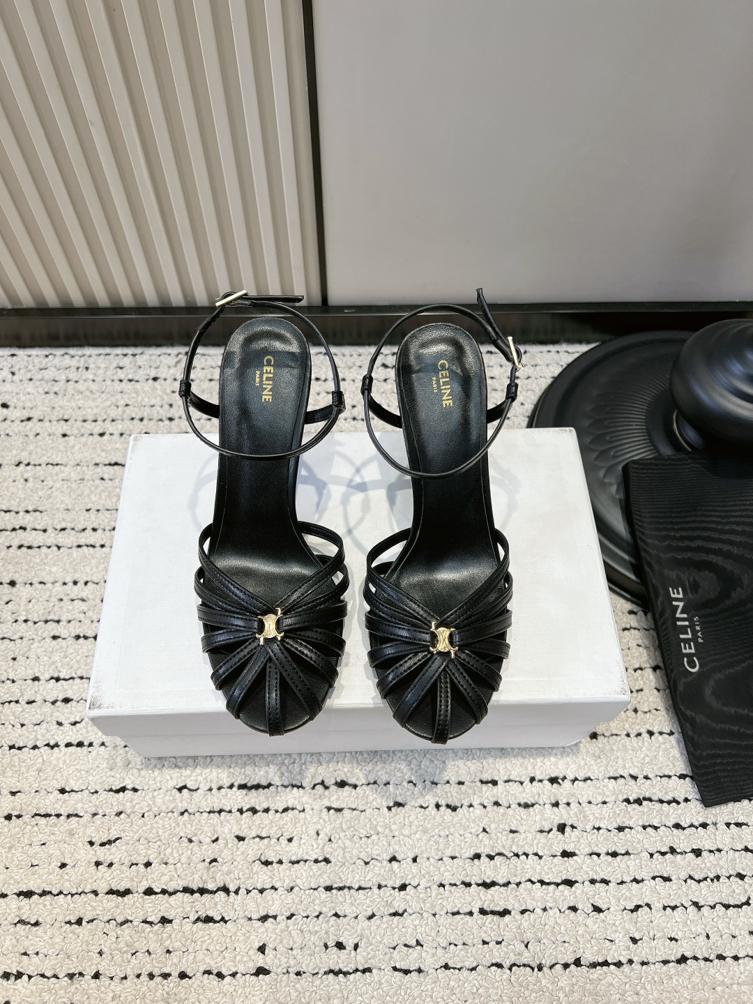 NO:884670,G912 CELIN* Triomph* black lambskin high-heeled sandals French hollow thin strap Roman shoes Who knows!  This pair of CELINE black sandals has 'French nobility' directly welded to the feet. The moment I got it, I was speechless by the metallic luster of the lambskin. It is so delicate that you can feel the cloud-like texture, and the luster under the sun is so high-end that you can feel it in your bones.  The woven cage-shaped toe is so recognizable, and the Triomphe metal buckle in the center is the finishing touch. It hides the brand's iconic Arc de Triomphe element just right, low-key and elegant. The 8.5cm slender heel comes with a leg-lengthening buff, and the adjustable buckle at the ankle fits perfectly, and it does not wear your feet after walking for a long time. Gold is really the god of summer!  Pair it with a little white skirt to look like a gentle young lady, or pair it with suit trousers to look like a smart workplace person. Even the cutouts on the feet give off a French sense of laziness. Wear it on a date or to a dinner party, and people will ask you if you have secretly changed your identity ■Cow leather upper layer ■Sheepskin for foot pads ■Genuine leather outsole ■size 35-39 (40.41 custom-made, non-returnable), sandals, celine, sandals, skirts, business  suit,cowhide,sheepskin,leather soles19860909G912 CELIN* Triomph*黑色小羊皮高跟凉鞋 法式镂空细带罗马鞋 谁懂啊！这双CELINE黑色凉鞋直接把「法式贵气」焊在脚上了 拿到手的瞬间就被这金属光泽的小羊皮美到失语,细腻到能摸出云朵般的质感,阳光下的光泽感高级到骨子里. 编织笼状鞋头太有辨识度了,中心的Triomphe金属扣是点睛之笔,把品牌标志性的凯旋门元素藏得恰到好处,低调又显贵.8.5cm的细跟自带拉长腿buff,脚踝的可调节扣带完美贴合,走久了也不磨脚. 金色真的是夏天的神！搭配小白裙是温柔大小姐,配西装裤就是利落职场人,连脚面的镂空都透着法式慵懒感. 穿上它去约会、参加晚宴,别人都得问你是不是偷偷换了新身份 ■鞋面头层牛皮 ■垫脚羊皮 ■大底真皮大底 ■size35-39（40.41定做不退换）,凉鞋,celine,sandals,skirts,business suit,cowhide,sheepskin,Leather soles,Women's Shoes