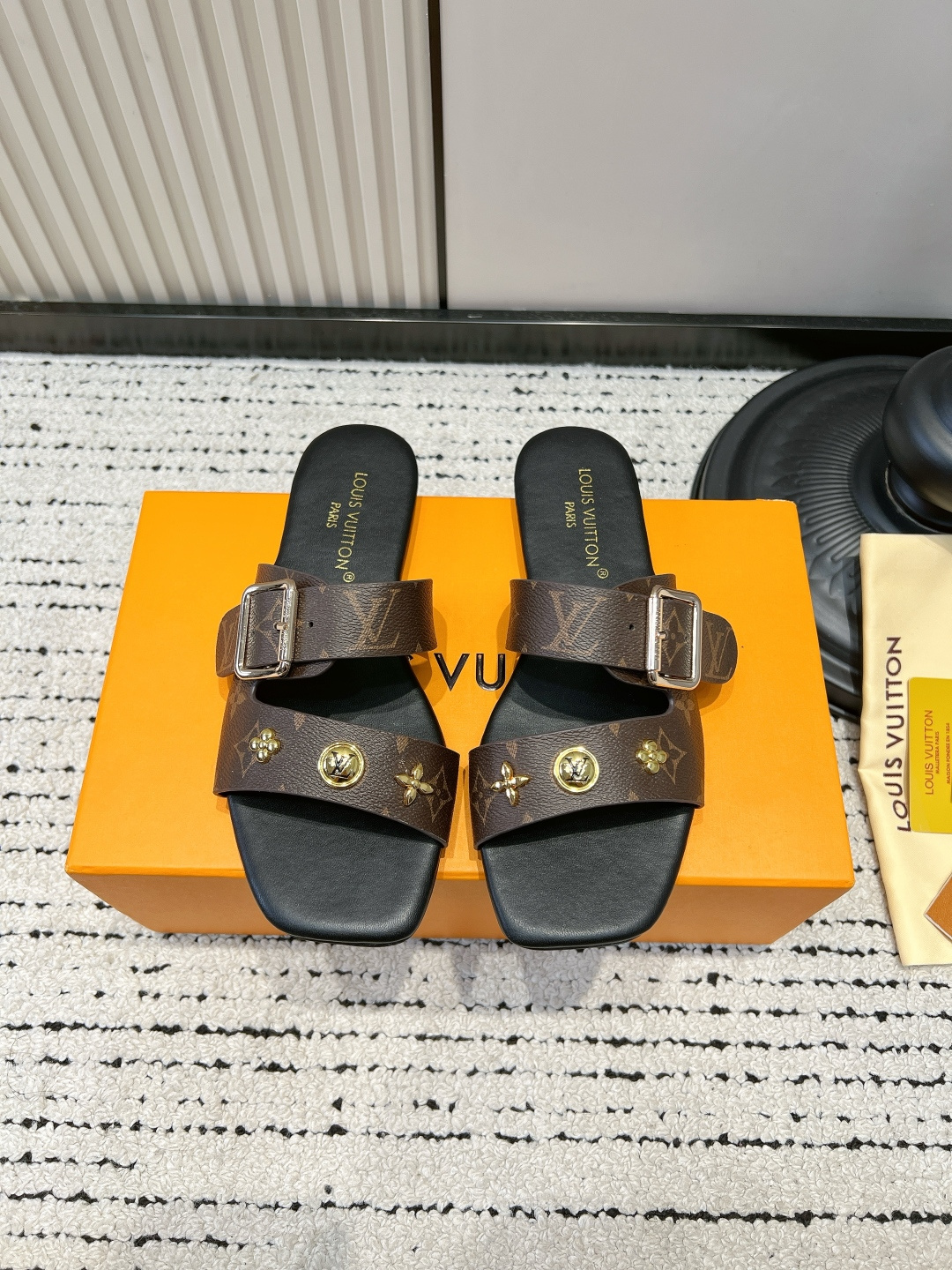 NO:884725,G586 Louis vuitt..ss26 new arrival～Sandal slippers LV Isola sandals, with classic presbyopic hardware, are very recognizable. They are easy to put on and take off, suitable for different foot types. They can be easily used for daily life or vacation. The overall design is comfortable and fashionable. It is a versatile item in summer, and can be easily held in both casual and vacation style!  ■Size: 35-39 (40.41.42.43 customized items are non-refundable), slippers, louis vuitton, louis vuitton, sandals, slippers19860909G586 Louis vuitt..ss26 new arrival～凉拖鞋 LV Isola凉鞋,搭配经典老花 五金 超有辨识度.穿脱方便,适合不同脚型.日常或度假都能轻松驾驭.整体设计舒适又时髦,是夏季百搭单品,无论休闲还是度假风都能轻松hold住！ ■Size: 35-39（40.41.42.43定做不退换）,拖鞋,louis vuitton,louis vuitton,sandals,slippers,Women's Shoes