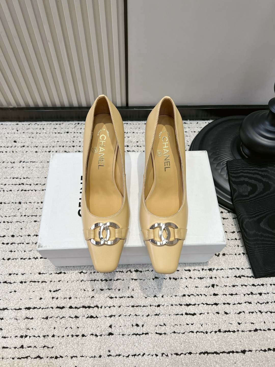NO:884680,G911 2026 spring and summer new model Chanel Xiaoxiang catwalk style small square toe gold toe high heels retro style shallow mouth thick high heel single shoes. The metallic color of the toe is the most recognizable element of the brand. The shiny metal material forms a delicate visual focus on the upper, low-key highlighting the brand style, while adding a retro elegance to the overall shoe shape. Paired with suit pants and straight skirts, the black model can create a capable and professional image, while the white/beige model is more gentle and intellectual.  The shallow mouth design exposes part of the instep, visually elongating the proportion of the legs, and is better when paired with short bottoms. ■Sheepskin/sheepskin upper ■Sheepskin lining ■Italian leather outsole ■Heel height 8.5cm ■size35-39 (34.40.41.42 custom-made and non-refundable), high-heeled sandals, chanel, sandals, high heels, skirts, business suit, sheepskin, sheep, Leather soles19860909G911 2026春夏新款 Chanel 小香走秀款 小方头金头高跟鞋复古风浅口粗高跟单鞋 鞋头的金属色是品牌最具辨识度的元素,亮面金属材质在鞋面上形成精致的视觉焦点,低调彰显品牌格调,同时为整体鞋型增添复古优雅感.搭配西装裤、直筒半身裙,黑色款可打造干练专业的形象,白色/米色款则更显温柔知性. 浅口设计露出部分脚背,视觉上拉长腿部比例,搭配短款下装效果更佳. ■鞋面羊皮/羊猄皮 ■内里垫脚羊皮 ■鞋底意大利真皮大底 ■跟高8.5cm ■size35-39（34.40.41.42定做不退换）,高跟鞋凉鞋,chanel,sandals,high heels,skirts,business suit,sheepskin,sheep,Leather soles,Women's Shoes