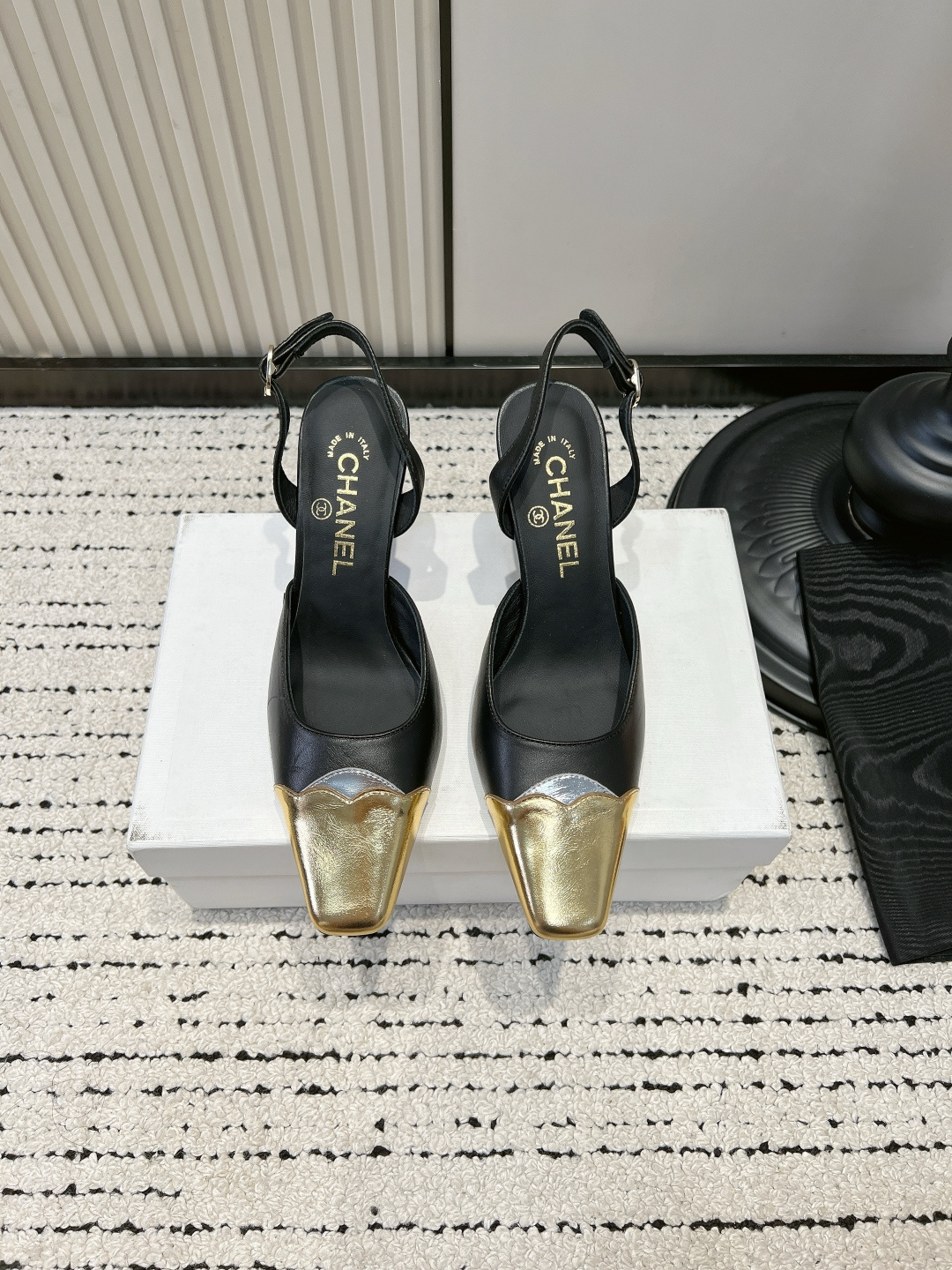 NO:884693,G911 26ssCHANEL classic double C upper is gentle and noble, full of velvet/suede, multiple color options. The wedge style quietly increases the height and is not tiring for the feet. It is suitable for daily outings/dates/vacations. It is low-key and luxurious, with the aura of a wealthy lady. Summer wear will be a god. ■Niu Jing upper ■Sheepskin lining ■Outsole genuine leather  ■size35-41 (customized at 40.41), high heels and sandals, chanel, sandals, high heels, sheepskin, chamois leather, Leather soles19860909G911 26ssCHANEL经典双C上脚温柔又显贵气感满满丝绒/麂皮多配色选择 坡跟款悄悄增高还不累脚日常出门/约会/度假都适配 低调奢华,自带千金大小姐气场夏日穿搭直接封神啦 ■鞋面牛京 ■内里羊皮 ■大底真皮大底 ■size35-41（40.41定做）,高跟鞋凉鞋,chanel,sandals,high heels,sheepskin,chamois leather,Leather soles,Women's Shoes