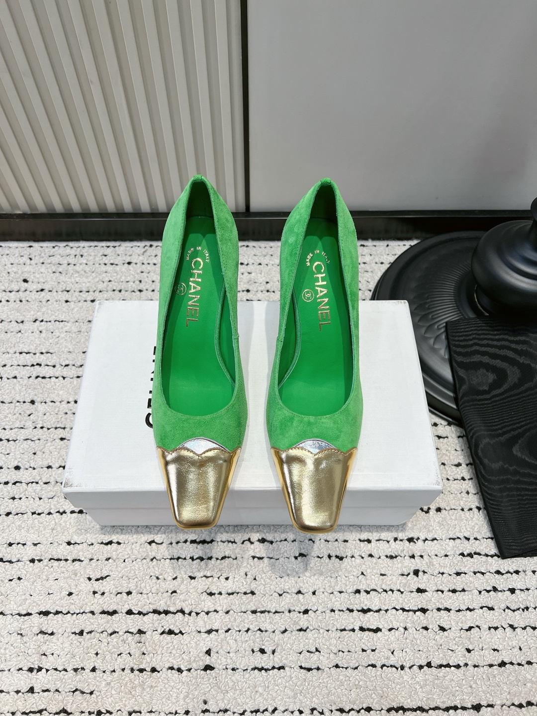 NO:884705,G911 2026 spring and summer new model Chanel Xiaoxiang catwalk style small square toe gold toe high heels retro style shallow mouth thick high heel single shoes. The metallic color of the toe is the most recognizable element of the brand. The shiny metal material forms a delicate visual focus on the upper, low-key highlighting the brand style, while adding a retro elegance to the overall shoe shape. Paired with suit pants and straight skirts, the black model can create a capable and professional image, while the white/beige model is more gentle and intellectual.  The shallow mouth design exposes part of the instep, visually elongating the proportion of the legs, and is better when paired with short bottoms. ■Sheepskin/sheepskin upper ■Sheepskin lining ■Italian leather outsole ■Heel height 8.5cm ■size35-39 (34.40.41.42 custom-made and non-refundable), high-heeled sandals, chanel, sandals, high heels, skirts, business suit, sheepskin, sheep, Leather soles19860909G911 2026春夏新款 Chanel 小香走秀款 小方头金头高跟鞋复古风浅口粗高跟单鞋 鞋头的金属色是品牌最具辨识度的元素,亮面金属材质在鞋面上形成精致的视觉焦点,低调彰显品牌格调,同时为整体鞋型增添复古优雅感.搭配西装裤、直筒半身裙,黑色款可打造干练专业的形象,白色/米色款则更显温柔知性. 浅口设计露出部分脚背,视觉上拉长腿部比例,搭配短款下装效果更佳. ■鞋面羊皮/羊猄皮 ■内里垫脚羊皮 ■鞋底意大利真皮大底 ■跟高8.5cm ■size35-39（34.40.41.42定做不退换）,高跟鞋凉鞋,chanel,sandals,high heels,skirts,business suit,sheepskin,sheep,Leather soles,Women's Shoes