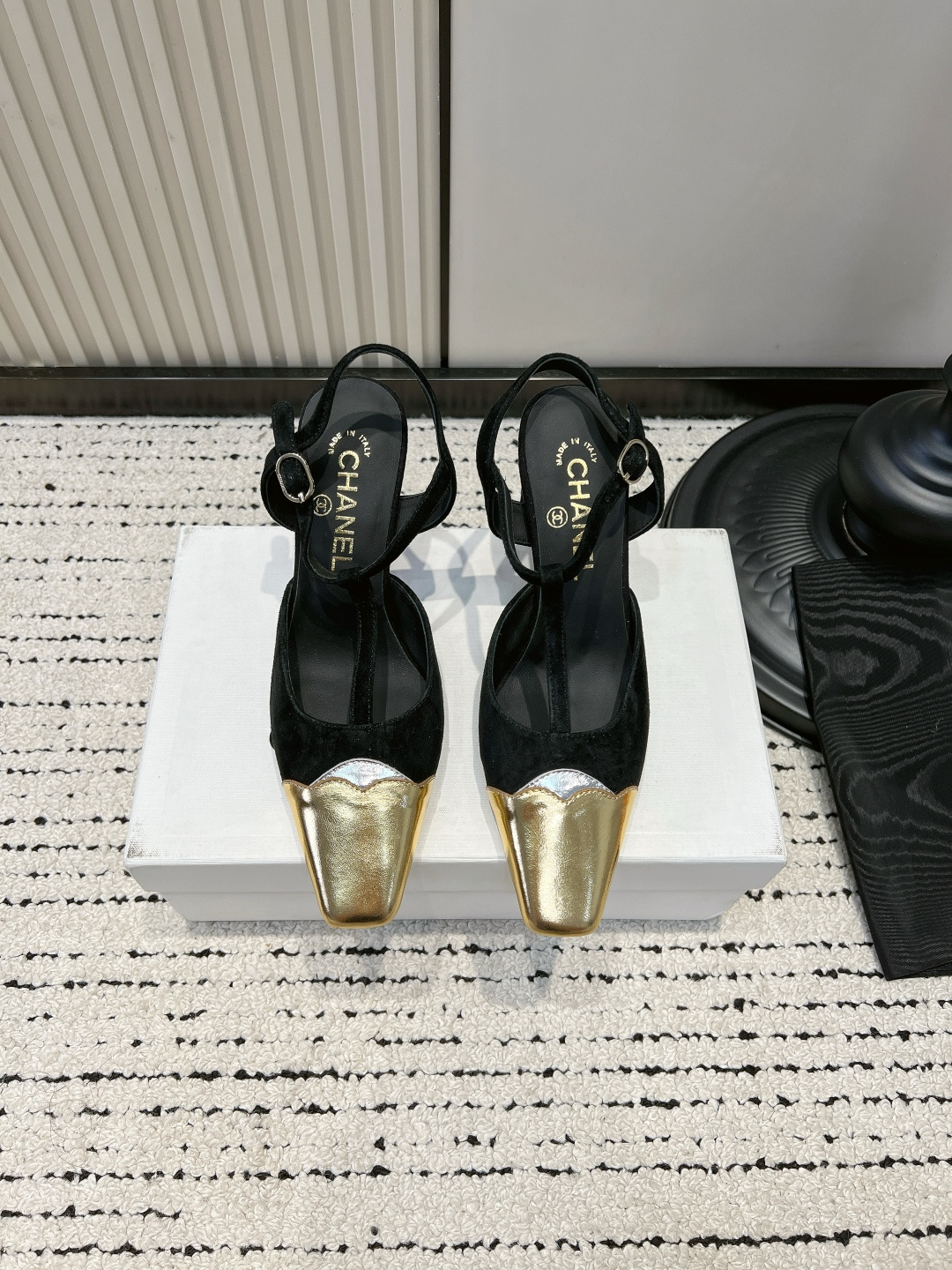 NO:884715,G911 26ssCHANEL classic double C upper is gentle and noble, full of velvet/suede, multiple color options. The wedge style quietly increases the height and is not tiring for the feet. It is suitable for daily outings/dates/vacations. It is low-key and luxurious, with the aura of a wealthy lady. Summer wear will be a god. ■Niu Jing upper ■Sheepskin lining ■Outsole genuine leather  ■size35-41 (customized at 40.41), high heels and sandals, chanel, sandals, high heels, sheepskin, chamois leather, Leather soles19860909G911 26ssCHANEL经典双C上脚温柔又显贵气感满满丝绒/麂皮多配色选择 坡跟款悄悄增高还不累脚日常出门/约会/度假都适配 低调奢华,自带千金大小姐气场夏日穿搭直接封神啦 ■鞋面牛京 ■内里羊皮 ■大底真皮大底 ■size35-41（40.41定做）,高跟鞋凉鞋,chanel,sandals,high heels,sheepskin,chamois leather,Leather soles,Women's Shoes