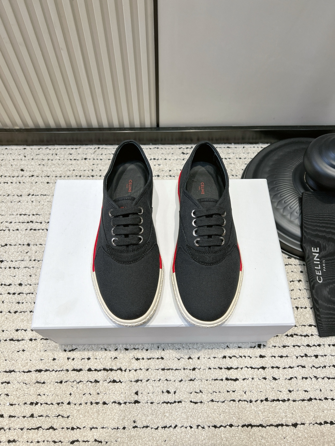 NO:884639,Celine /26ss spring and summer new retro canvas casual sneakers. This canvas shoe focuses on simple French casual tones. It uses fine and wear-resistant canvas fabric to create a neat shoe body. The sides are decorated with contrasting thin strips, metal eyelets and flat shoelaces of the same color. The shoe shape has neat and soft lines, and has a casual retro atmosphere ~  It is suitable for daily wear in various styles. Pair it with straight denim trousers to create a refreshing Korean casual outfit. Pair it with a cotton and linen skirt to highlight a relaxed literary texture. Pair it with sports pants for daily fitness trips. The bright sapphire blue model can brighten the basic outfit. The off-white and pure white models are gentle and versatile, easily suitable for daily commuting, shopping, etc. ■Customized canvas upper ■Sheepskin lining ■Outsole Rubber outsole  ■size 35-40 (customized sizes 40 are non-refundable), casual shoes/sports shoes, celine, sneakers, skirts, sheepskin19860909Celine /26ss春夏新款复古帆布休闲板鞋 这款帆布鞋主打简约法式休闲调性,甄选细腻耐磨帆布面料打造利落鞋身,侧边点缀撞色细条包边,金属孔眼搭配同色系扁鞋带,鞋型线条利落柔和,自带随性复古氛围感～ 穿搭适配多风格日常搭配,搭配直筒牛仔长裤打造清爽韩系休闲穿搭,搭配棉麻半身长裙凸显松弛文艺质感,搭配运动卫裤适配日常健身出行,亮色宝蓝款可以提亮基础穿搭,米白与纯白款温柔百搭,轻松适配日常通勤 逛街等 各类场 ■鞋面定制帆布 ■内里羊皮 ■大底橡胶大底 ■size35-40码（40码定制不退换）,休闲鞋/运动鞋,celine,sneakers,skirts,sheepskin,Women's Shoes