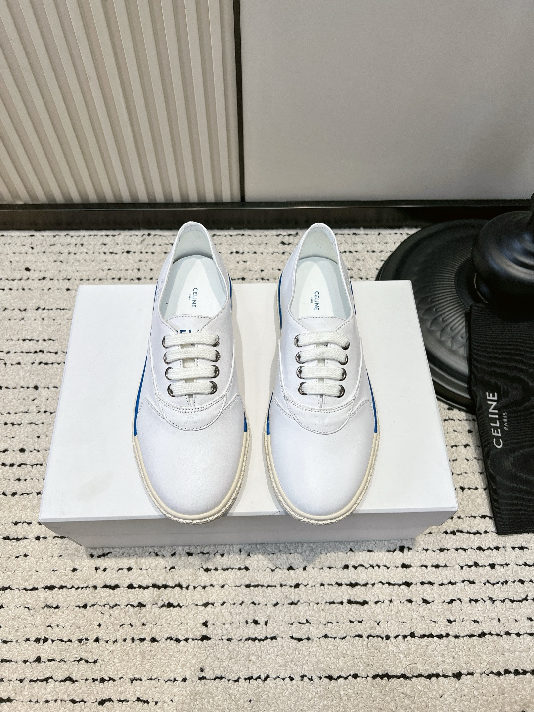 NO:884650,Celine /26ss spring and summer new retro cowhide casual sneakers. These canvas shoes focus on simple French casual tones. They are made of fine and wear-resistant canvas fabric to create a neat shoe body. The sides are decorated with contrasting thin strips, metal eyelets and flat shoelaces of the same color. The shoe shape has clean and soft lines, and has a casual retro atmosphere ~  It is suitable for daily wear in various styles. Pair it with straight denim trousers to create a refreshing Korean casual outfit. Pair it with a cotton and linen skirt to highlight a relaxed literary texture. Pair it with sports pants for daily fitness trips. The bright sapphire blue model can brighten the basic outfit. The off-white and pure white models are gentle and versatile, easily suitable for daily commuting, shopping, etc. ■Customized canvas upper ■Sheepskin lining ■Outsole Rubber outsole  ■size 35-40 (customized sizes 40 are non-refundable), casual shoes/sports shoes, celine, sneakers, skirts, cowhide, sheepskin19860909Celine /26ss春夏新款复古牛皮休闲板鞋 这款帆布鞋主打简约法式休闲调性,甄选细腻耐磨帆布面料打造利落鞋身,侧边点缀撞色细条包边,金属孔眼搭配同色系扁鞋带,鞋型线条利落柔和,自带随性复古氛围感～ 穿搭适配多风格日常搭配,搭配直筒牛仔长裤打造清爽韩系休闲穿搭,搭配棉麻半身长裙凸显松弛文艺质感,搭配运动卫裤适配日常健身出行,亮色宝蓝款可以提亮基础穿搭,米白与纯白款温柔百搭,轻松适配日常通勤 逛街等 各类场 ■鞋面定制帆布 ■内里羊皮 ■大底橡胶大底 ■size35-40码（40码定制不退换）,休闲鞋/运动鞋,celine,sneakers,skirts,cowhide,sheepskin,Women's Shoes