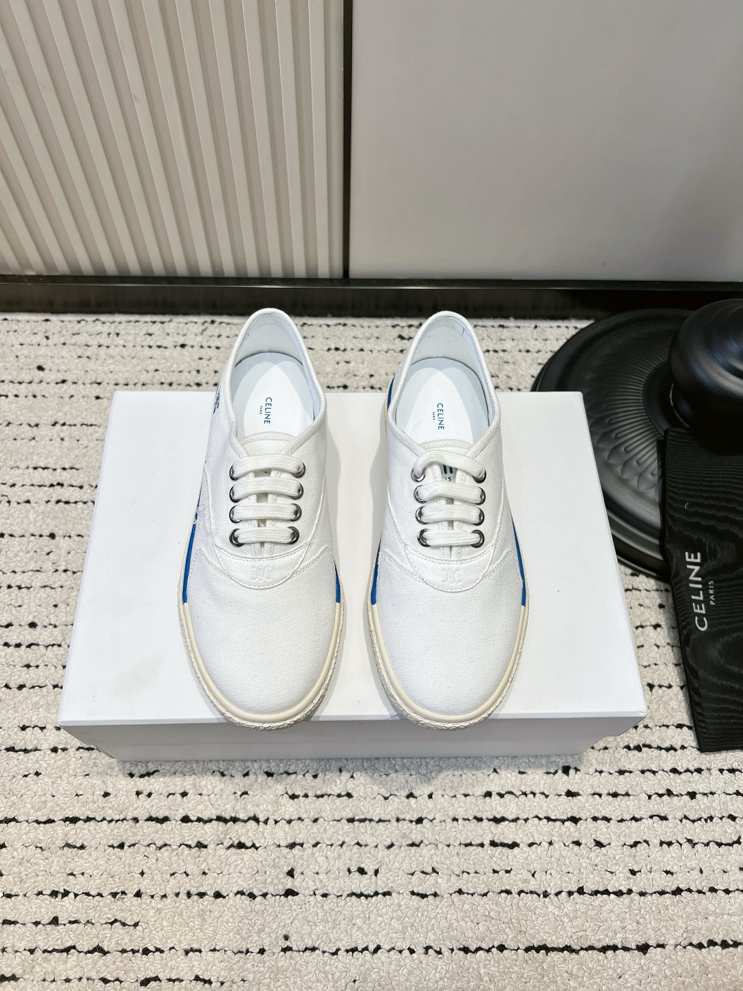 NO:884658,Celine /26ss spring and summer new retro canvas casual sneakers. This canvas shoe focuses on simple French casual tones. It uses fine and wear-resistant canvas fabric to create a neat shoe body. The sides are decorated with contrasting thin strips, metal eyelets and flat shoelaces of the same color. The shoe shape has neat and soft lines, and has a casual retro atmosphere ~  It is suitable for daily wear in various styles. Pair it with straight denim trousers to create a refreshing Korean casual outfit. Pair it with a cotton and linen skirt to highlight a relaxed literary texture. Pair it with sports pants for daily fitness trips. The bright sapphire blue model can brighten the basic outfit. The off-white and pure white models are gentle and versatile, easily suitable for daily commuting, shopping, etc. ■Customized canvas upper ■Sheepskin lining ■Outsole Rubber outsole  ■size 35-40 (customized sizes 40 are non-refundable), casual shoes/sports shoes, celine, sneakers, skirts, sheepskin19860909Celine /26ss春夏新款复古帆布休闲板鞋 这款帆布鞋主打简约法式休闲调性,甄选细腻耐磨帆布面料打造利落鞋身,侧边点缀撞色细条包边,金属孔眼搭配同色系扁鞋带,鞋型线条利落柔和,自带随性复古氛围感～ 穿搭适配多风格日常搭配,搭配直筒牛仔长裤打造清爽韩系休闲穿搭,搭配棉麻半身长裙凸显松弛文艺质感,搭配运动卫裤适配日常健身出行,亮色宝蓝款可以提亮基础穿搭,米白与纯白款温柔百搭,轻松适配日常通勤 逛街等 各类场 ■鞋面定制帆布 ■内里羊皮 ■大底橡胶大底 ■size35-40码（40码定制不退换）,休闲鞋/运动鞋,celine,sneakers,skirts,sheepskin,Women's Shoes