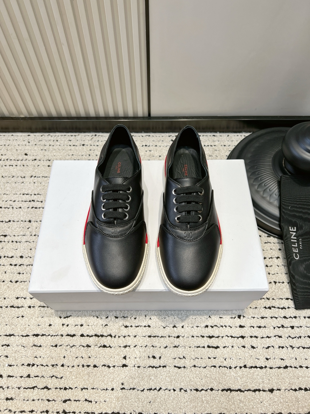 NO:884669,Celine /26ss spring and summer new retro cowhide casual sneakers. These canvas shoes focus on simple French casual tones. They are made of fine and wear-resistant canvas fabric to create a neat shoe body. The sides are decorated with contrasting thin strips, metal eyelets and flat shoelaces of the same color. The shoe shape has clean and soft lines, and has a casual retro atmosphere ~  It is suitable for daily wear in various styles. Pair it with straight denim trousers to create a refreshing Korean casual outfit. Pair it with a cotton and linen skirt to highlight a relaxed literary texture. Pair it with sports pants for daily fitness trips. The bright sapphire blue model can brighten the basic outfit. The off-white and pure white models are gentle and versatile, easily suitable for daily commuting, shopping, etc. ■Customized canvas upper ■Sheepskin lining ■Outsole Rubber outsole  ■size 35-40 (customized sizes 40 are non-refundable), casual shoes/sports shoes, celine, sneakers, skirts, cowhide, sheepskin19860909Celine /26ss春夏新款复古牛皮休闲板鞋 这款帆布鞋主打简约法式休闲调性,甄选细腻耐磨帆布面料打造利落鞋身,侧边点缀撞色细条包边,金属孔眼搭配同色系扁鞋带,鞋型线条利落柔和,自带随性复古氛围感～ 穿搭适配多风格日常搭配,搭配直筒牛仔长裤打造清爽韩系休闲穿搭,搭配棉麻半身长裙凸显松弛文艺质感,搭配运动卫裤适配日常健身出行,亮色宝蓝款可以提亮基础穿搭,米白与纯白款温柔百搭,轻松适配日常通勤 逛街等 各类场 ■鞋面定制帆布 ■内里羊皮 ■大底橡胶大底 ■size35-40码（40码定制不退换）,休闲鞋/运动鞋,celine,sneakers,skirts,cowhide,sheepskin,Women's Shoes