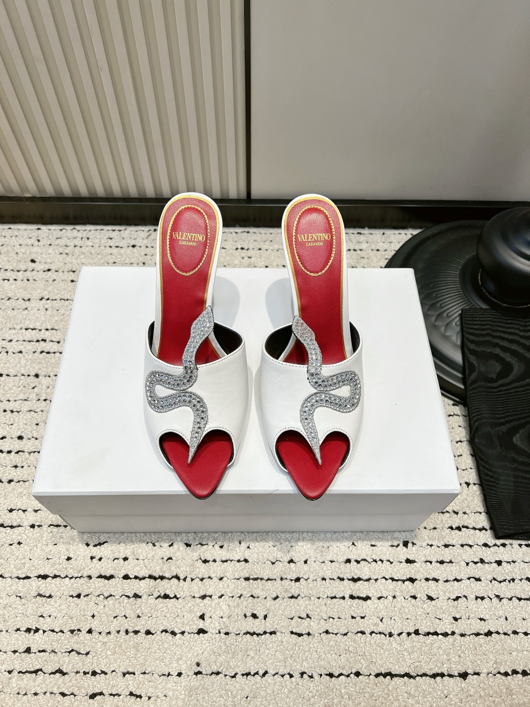 NO:884628,G592 Valentino Garavani Coeur Vipère Snake Heart High Heels Mule Drag Valentino's snake heart high heels are so beautiful that I am speechless. The white and red contrasting colors directly touch the aesthetic heart. The design of the loving fish mouth + the diamond-filled snake is so story-telling. The red bottom lining can't hide the retro charm. Step on the stiletto and the leg line will be straightened. The drag type Muller is easy to put on and take off, lazy people can definitely wear it on a date/dinner/party.  Who knows the gentle yet dangerous sense of beauty!  The texture of white cowhide is exquisite, and the luster of hand-embellished diamonds is huge. When paired with a long satin skirt or a slim-fitting suit, it will look very luxurious. Wear romance and wildness on your feet, real boots. ■Heel height 10cm.19860909G592 Valentino Garavani Coeur Vipère 蛇心高跟穆勒拖 Valentino这双蛇心高跟鞋美到我失语 白红撞色直接戳中审美心巴 爱心鱼嘴+满钻灵蛇的设计太有故事感 红底内衬藏不住的复古魅惑感 细高跟一踩,腿线直接拉满 拖式穆勒穿脱懒人友好 约会/晚宴/派对穿它出场绝对C位 温柔又带点危险的美人感谁懂！ 白牛皮质感细腻,手工镶钻光泽巨闪 搭配缎面长裙、修身西装都贵气爆棚 把浪漫与野性穿在脚上,本命战靴实锤 ■跟高10cm ■size35-39（40.41.42定做不退换）,高跟鞋拖鞋,valentino,boots,high heels,slippers,skirts,business suit,cowhide,Women's Shoes