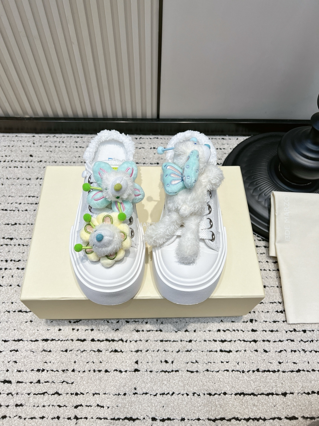 NO:884617,G 13DE MARZO asymmetrical flower bear thick-soled half-mug height-increasing white shoes 26ss. My sweet girl's natural slippers were discovered by me. 13DE MARZO's asymmetrical flower bear flower slippers are so beautiful. Milky white canvas base, one side has soft cute flowers and the other side is a butterfly bear. The three-dimensional plush doll comes with a soft waxy filter, and the plush texture is super gentle in the sun. The raw edges of the shoe weaken the bulky feeling, and the double-layered thick sole quietly optimizes the proportions.  Suitable for matching suspenders, denim shorts, and sports suits. No need to worry about matching, just wear it and you will look like a Korean soft girl. The girly feeling is hidden in every detail, and you will make great photos when you go out to take photos. ■size35-39 (custom-made in 40, non-returnable), casual shoes/sports shoes, sneakers, slippers, skirts, shorts19860909G 13DE MARZO不对称花朵小熊厚底半拖增高小白鞋26ss 甜妹本命拖鞋被我挖到啦 13DE MARZO这双不对称小熊花拖颜值封神 奶白帆布打底,一边软萌花朵一边蝴蝶小熊 立体毛绒玩偶自带软糯滤镜,阳光下毛绒质感超温柔 毛边鞋口弱化笨重感,双层厚底悄悄优化比例 搭配吊带裙、牛仔短裤、运动套装都适配 不用费心搭配,随便一套就是韩系软妹既视感 少女感藏在每一处细节里,出门拍照巨出片 ■size35-39（40定做不退换）,休闲鞋/运动鞋,sneakers,slippers,skirts,shorts,Women's Shoes