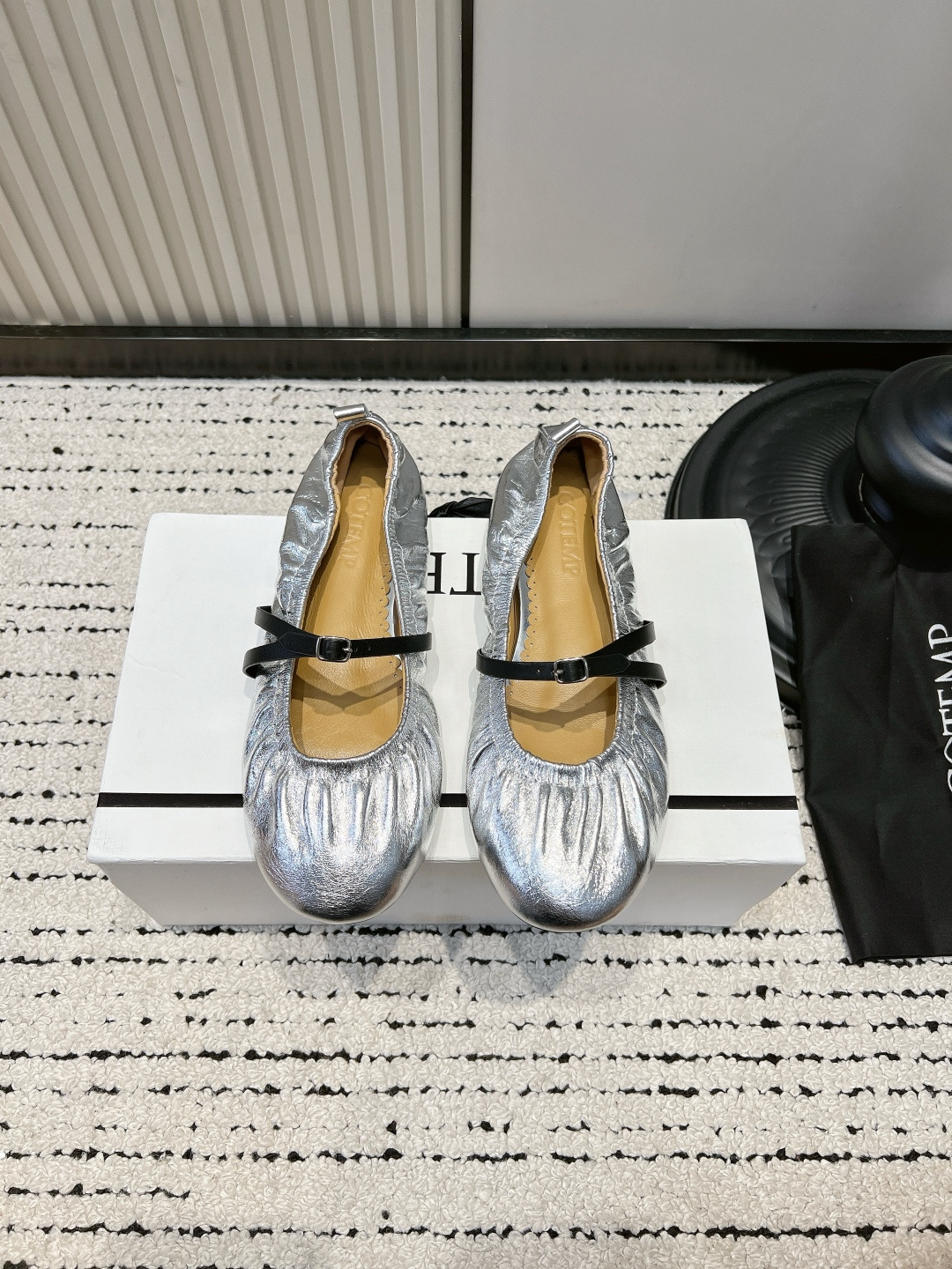 NO:884605,G199 cotemp pleated Mary Jane shoes, flat one-button ballet shoes, grandma shoes 26ss. Wear medieval gilt on your feet. Black and gold contrasting pleated ballet Mary Janes are perfect. Soft leather pleated round toe + thin one-button buckle. Metal gold is gentle and not exaggerated, and comes with retro filters. Soft flat soles, no pressure, versatile for all outfits. Niche color bid farewell to the bad street black and white Mary Jane. Retro atmosphere soulful outfit  ■size35-39 (40 is custom-made and non-refundable), single shoes, mary jane19860909G199 cotemp褶皱玛丽珍单鞋平底一字扣芭蕾舞鞋奶奶鞋26ss 把中古鎏金穿在脚上 黑金撞色褶皱芭蕾玛丽珍太绝 软皮抽褶圆头+细一字扣 金属金温柔不浮夸,自带复古滤镜 软平底暴走无压力,百搭所有穿搭 小众配色告别烂大街黑白玛丽珍 复古氛围感穿搭灵魂单品 ■size35-39（40定做不退换）,单鞋,mary jane,Women's Shoes