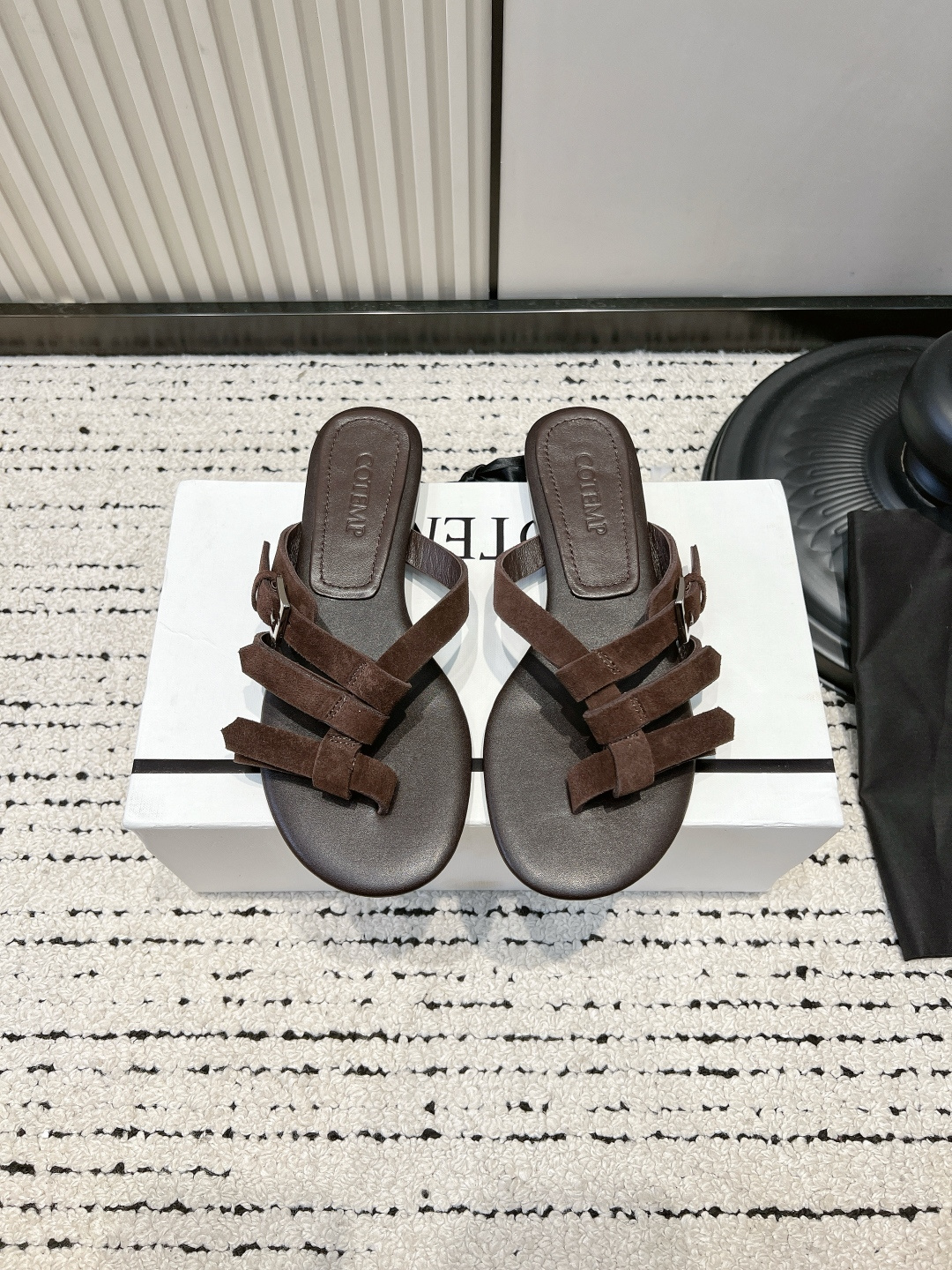 NO:884571,G741 COTEM* 26ss new summer thin strap lock buckle thong sandals. The neat thong structure is matched with multiple staggered thin strap designs. The small metal buckles on the side serve as the finishing touch. The simple tailoring has a casual and retro relaxed texture. The square toe is soft and tolerant of the foot, making it easy to adapt to all kinds of summer wear.  The outfit options are rich and varied. The black model is paired with slim jeans and a short top to create a casual hot girl style. The light brown matte leather is suitable for cotton and linen wide-leg pants and casual suits to create a lazy Korean atmosphere. The dark brown suede has a retro atmosphere. It can be paired with a denim skirt or a solid color dress to create a full atmosphere. It is very suitable for daily shopping, vacation travel, and home wear. ■Cow leather upper ■Sheep leather lining ■Outsole Rubber outsole  ■size 35-41 (customized sizes 40 and 41 are non-refundable), split-toe shoes, skirts, jeans, cowhide, sheepskin19860909G741 COTEM* 26ss夏季新款细带锁扣夹趾凉拖 利落夹趾结构搭配多道错落细带设计,侧边金属小扣作为点睛装饰,简约剪裁带着随性复古的松弛质感,方圆鞋头柔和包容脚型,轻松适配各类夏日穿搭. 穿搭选择丰富多变,黑色款搭配修身牛仔裤与短款上衣打造随性辣妹风,浅棕哑光皮适配棉麻阔腿裤、休闲套装营造慵懒韩系氛围,深棕绒面自带复古氛围感,搭配牛仔半裙或是纯色连衣裙氛围感拉满,日常逛街、度假出行、居家外穿都十分合适. ■鞋面牛皮 ■内里羊皮 ■大底橡胶大底 ■size35-41码（40、41码定制不退换）,分趾鞋,skirts,jeans,cowhide,sheepskin,Women's Shoes