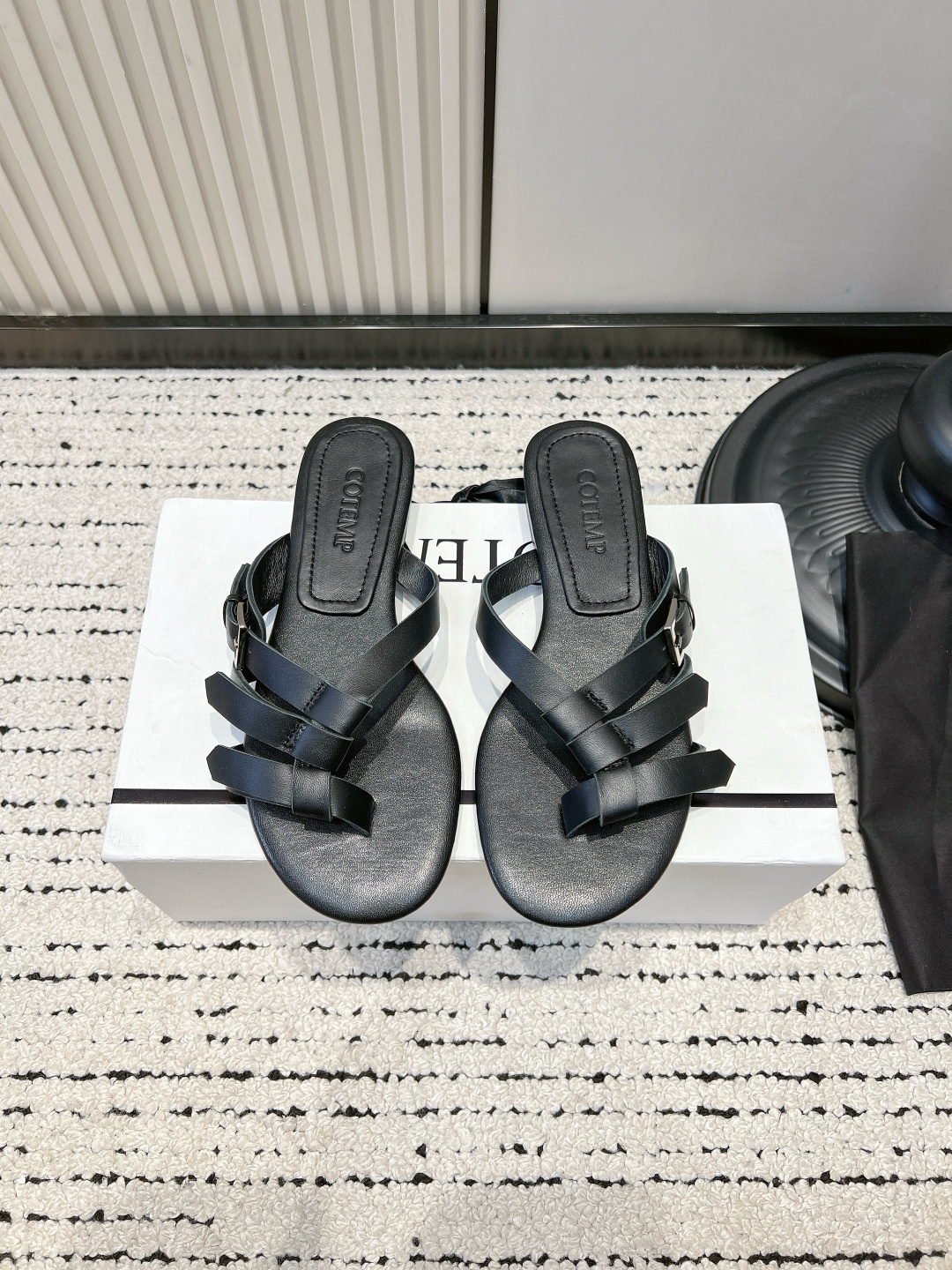 NO:884580,COTEM* 26ss new summer thin strap lock flip-flop sandals. The neat flip-flop structure is matched with multiple staggered thin strap designs. The small metal buckles on the side serve as the finishing touch. The simple tailoring has a casual retro relaxed texture. The square toe is soft and tolerant of the foot shape, making it easy to adapt to all kinds of summer wear.  The outfit options are rich and varied. The black model is paired with slim jeans and a short top to create a casual hot girl style. The light brown matte leather is suitable for cotton and linen wide-leg pants and casual suits to create a lazy Korean atmosphere. The dark brown suede has a retro atmosphere. It can be paired with a denim skirt or a solid color dress to create a full atmosphere. It is very suitable for daily shopping, vacation travel, and home wear. Upper cowhide leather lining Sheepskin outsole Rubber outsole  Size 35-41 (customized sizes 40 and 41 are non-refundable), split-toe shoes, skirts, jeans, cowhide, sheepskin19860909COTEM* 26ss夏季新款细带锁扣夹趾凉拖 利落夹趾结构搭配多道错落细带设计,侧边金属小扣作为点睛装饰,简约剪裁带着随性复古的松弛质感,方圆鞋头柔和包容脚型,轻松适配各类夏日穿搭. 穿搭选择丰富多变,黑色款搭配修身牛仔裤与短款上衣打造随性辣妹风,浅棕哑光皮适配棉麻阔腿裤、休闲套装营造慵懒韩系氛围,深棕绒面自带复古氛围感,搭配牛仔半裙或是纯色连衣裙氛围感拉满,日常逛街、度假出行、居家外穿都十分合适. 鞋面牛皮 内里羊皮 大底橡胶大底 size35-41码（40、41码定制不退换）,分趾鞋,skirts,jeans,cowhide,sheepskin,Women's Shoes