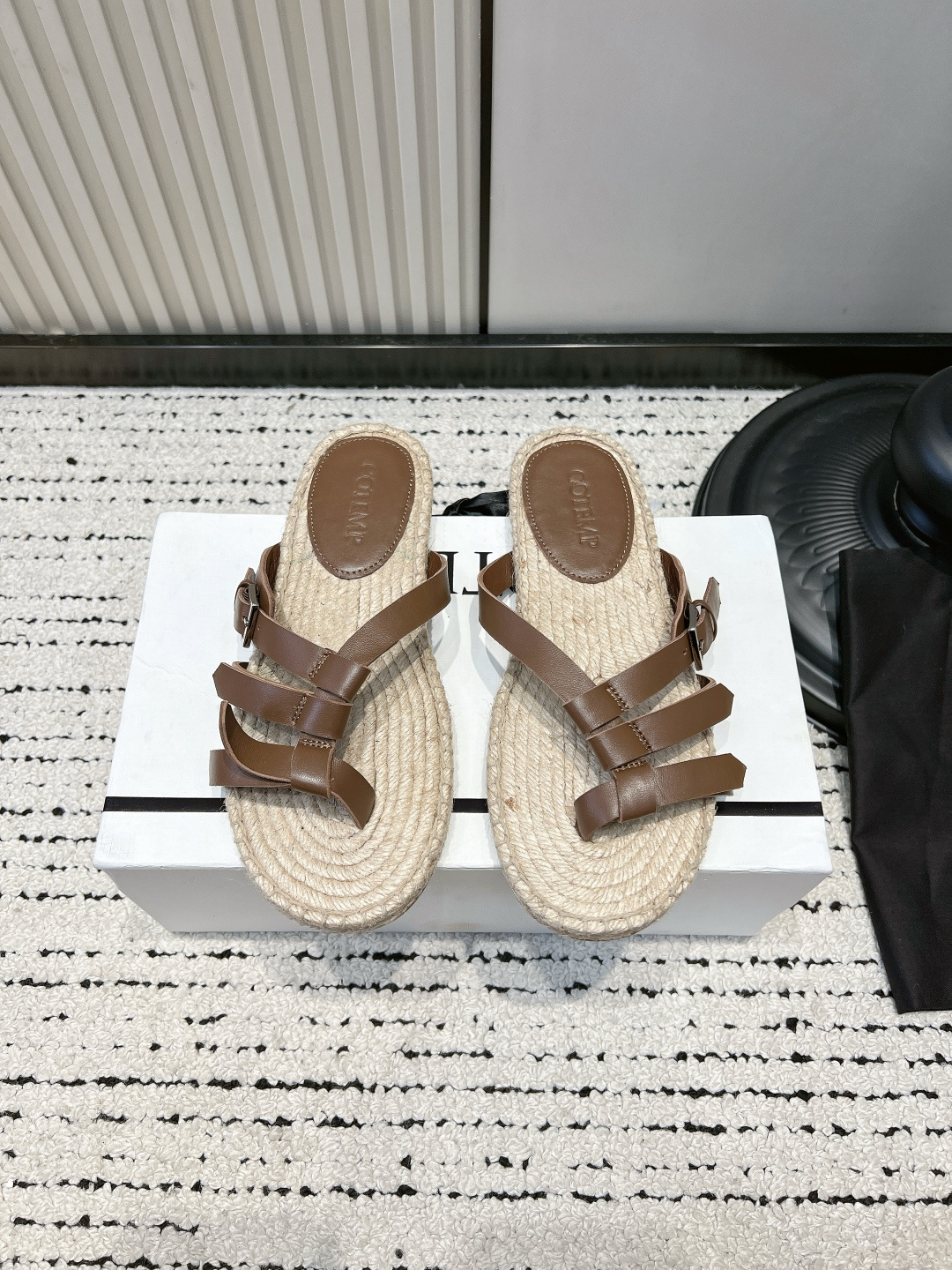 NO:884590,G741 COTEM* 26ss summer new straw woven bottom thin strap lock buckle flip-flop sandals. The upper is cut with staggered straps and metal adjustment buckles. The flip-flop structure neatly modifies the line of the foot. The two fabrics are delicate matte leather and retro suede. The dark and light brown tones perfectly match the retro style of spring and summer.  There are many suitable styles for daily wear. The matte brown model is paired with cotton and linen wide-leg pants and solid color T-shirts to easily create a lazy and casual vacation outfit. The dark brown suede model is suitable for denim shorts and floral skirts, which directly adds a retro atmosphere. ■Cow leather upper ■Sheepskin lining ■Outsole molded rubber sole/hemp rope weaving  ■size 35-41 (customized sizes 40 and 41 are non-refundable), split-toe shoes, espadrilles, skirts, shorts, tees, t-shirt, cowhide, sheepskin19860909G741 COTEM* 26ss夏季新款草编底细带锁扣夹趾凉拖 鞋面采用错落分带搭配金属调节扣的剪裁,夹趾结构利落修饰脚型线条,两种面料分别是细腻哑光皮与复古绒面,深浅棕调完美契合春夏复古穿搭调性. 日常穿搭适配风格丰富,哑光棕款搭配棉麻阔腿裤、纯色T恤,轻松打造慵懒休闲的度假穿搭,深棕绒面款适配牛仔短裤与碎花半身裙,复古氛围感直接拉满. ■鞋面牛皮 ■内里羊皮 ■大底模具橡胶底/麻绳编织 ■size35-41码（40、41码定制不退换）,分趾鞋,espadrilles,skirts,shorts,tees，t-shirt,cowhide,sheepskin,Women's Shoes