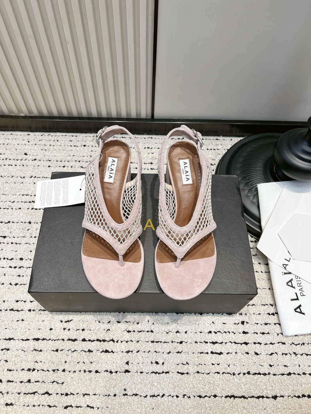 NO:884599,G539 Alaa hollow high-heeled sandals Alaa's hollow high-heeled sandals are designed with mesh leather, breathable and fashionable, and super comfortable to wear in summer! The thick heel is about 5cm, which elongates the leg shape and is very stable, so walking is not tiring. The adjustable ankle buckle can fit various foot types and is very comfortable. Whether it is worn with a skirt or jeans, the elegant and casual style can be easily controlled. It is suitable for daily outings or light formal occasions. ■Material patent leather/fishnet ■Inner foot pad imported sheepskin ■Outsole imported genuine leather outsole ■Heel height 5.5 cm ■size36-41 (42 is custom-made and cannot be returned or exchanged), split-toe shoes, sandals, skirts, jeans, sheepskin, Leather soles19860909G539 Alaa 镂空高跟凉鞋 Alaa这款镂空高跟凉鞋,采用网状皮革设计,透气又时髦,夏天穿超舒服！粗跟约5cm,拉长腿型还很稳,走路不累.可调节脚踝扣带,贴合各种脚型,舒适度满分～无论搭裙装还是牛仔裤,优雅休闲风都能轻松驾驭,日常出街或轻正式场合都很适合哦. ■面料漆皮/渔网 ■內里垫脚进口羊皮 ■大底意大利进口真皮大底 ■跟高5.5 cm ■size36-41（42订做不退换）,分趾鞋,sandals,skirts,jeans,sheepskin,Leather soles,Women's Shoes
