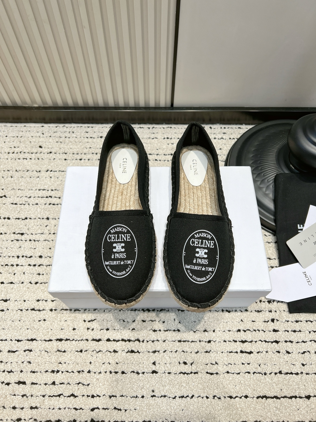 NO:884565,G069 CELIN* Arc de Triomphe print straw fisherman's shoes for women, linen espadrille slip-on lazy flat canvas shoes 26ss, spring and summer fisherman's shoes | Celine retro Arc de Triomphe is amazing. Canvas + hemp woven bottom, full of relaxed holiday feel. Slip-on lazy version, breathable and not stuffy. Arc de Triomphe oval print is classic and durable, and the color is niche and does not conflict with the color. Yellow leather is friendly and white, matching all light colors.  Bring your own atmospheric filter for taking photos when traveling, so versatile ■Canvas upper ■Twill fabric inside ■Outsole Rubber outsole ■size 35-39 (custom-made for 40 units, non-returnable), single shoes, celine, espadrilles, espadrilles19860909G069 CELIN*凯旋门印花草编渔夫鞋女 亚麻麻底套脚懒人平底帆布鞋26ss 春夏渔夫鞋｜Celine复古凯旋门太绝 帆布+麻草编织底,松弛度假感拉满 一脚蹬懒人版型,透气不闷脚 凯旋门椭圆印花经典耐看,配色小众不撞款 黄皮友好巨显白,搭配所有浅色系穿搭 出游拍照自带氛围感滤镜,百搭不出错 ■鞋面帆布 ■内里斜纹布 ■大底橡胶大底 ■size35-39（40定做不退换）,单鞋,celine,espadrilles,espadrilles,Women's Shoes