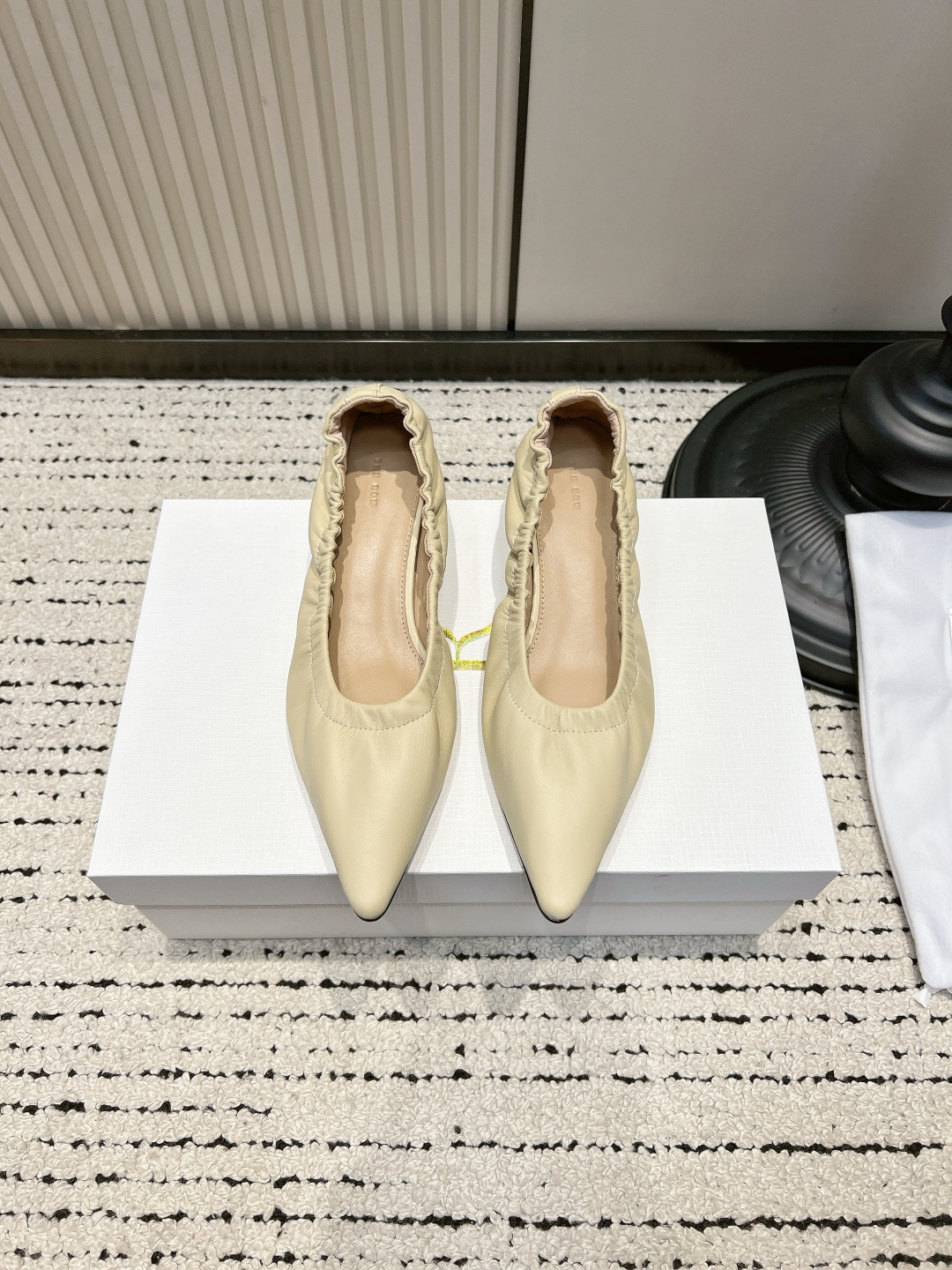 NO:884645,G123 THE ROW 26ss new spring and summer TR elastic ballet shoes, pointed toe kitten heel, super soft granny shoe high-heeled shoes. A simple and elegant shoe, which can be worn with various styles to create different flavors. The wool padding inside keeps warm and not bulky. It is very soft and easy to wear, and will never rub your feet. There is a low-key name called the row. It is minimalist and has a little magic, which is irresistible!  Walking without tiring your feet ■Upper: Sheepskin ■Sheepskin lining ■Sole: Italian genuine leather outsole (original injection-molded toe) ■Heel height 3.5cm/8.5cm ■35-39 (40.41 custom-made, non-returnable), single shoes, sheepskin, Leather soles19860909G123 THE ROW 26ss春夏季新款 TR松紧芭蕾舞鞋 尖头小猫跟超软奶奶鞋高跟单鞋 一款简单秀气的单鞋,可搭配各种风格穿出不同风味,内里垫脚羊毛保暖不臃肿 非常柔软好穿,绝对不会磨脚的一款鞋子,有一低调叫the row,极简中带点魔力,让人无法抗拒！暴走不累脚 ■鞋面: 羊皮 ■内里垫脚羊皮 ■鞋底: 意大利真皮大底（原版一致注塑鞋尖） ■跟高3.5cm/8.5cm ■35-39（40.41定做不退换）,单鞋,sheepskin,Leather soles,Women's Shoes