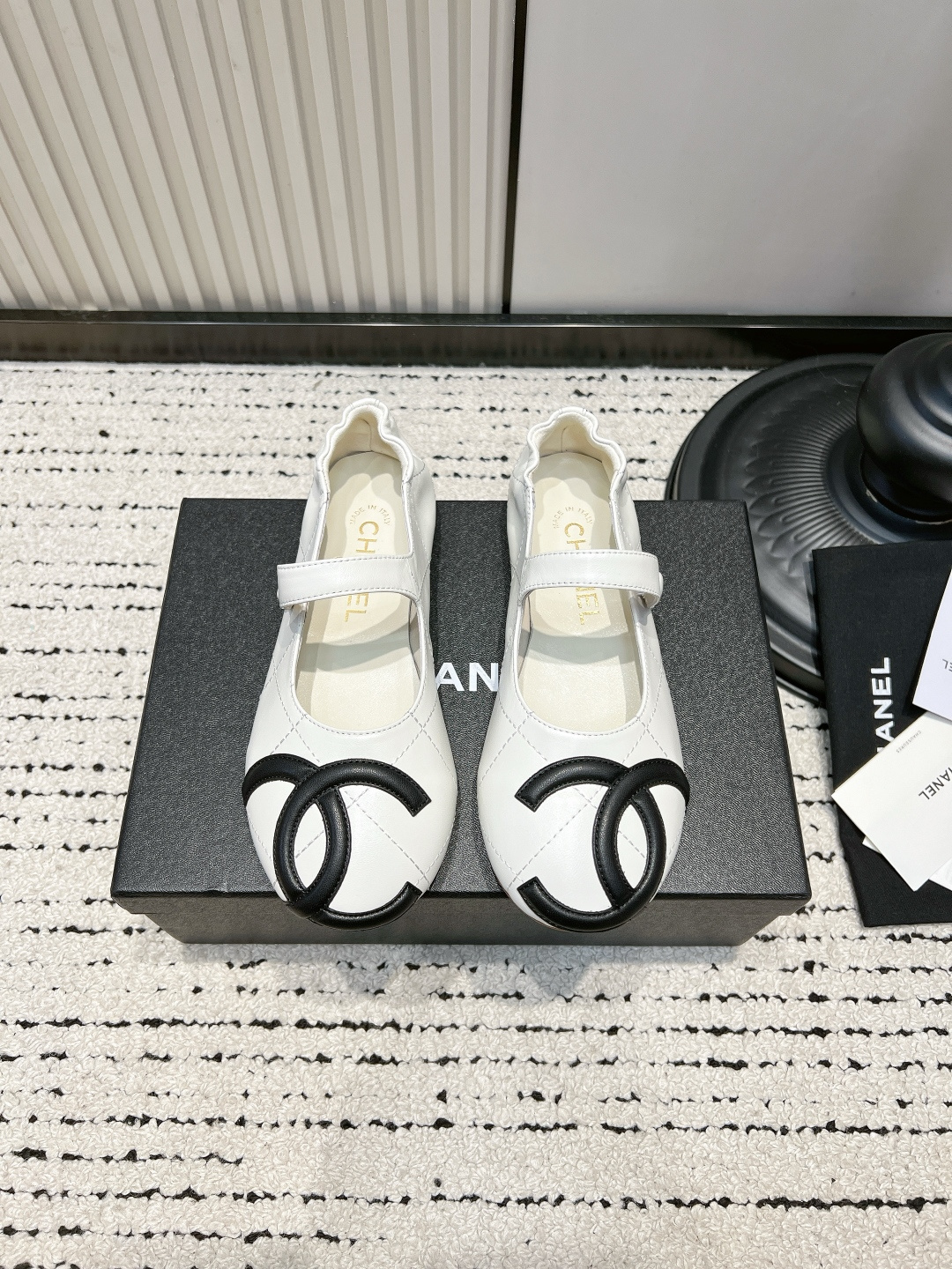 NO:884632,G081 Chane*26ss spring and summer series of retro ballet shoes are coming. The very popular large pair C design is hand-stitched, which is very time-consuming and labor-intensive. The fabric is imported hybrid lambskin. Suede lining. Outsole. Genuine leather outsole. ■Size#35-41 (40-41 custom-made, non-refundable), single shoes, chanel, sheepskin, Leather soles19860909G081 Chane*26ss 春夏系列芭蕾舞鞋复古款来袭 非常火的大双C设计手工车线非常耗时耗力 面料进口混种小羊皮 内里小山羊皮 大底真皮大底 ■Size#35-41（40 41订做不退换）,单鞋,chanel,sheepskin,Leather soles,Women's Shoes